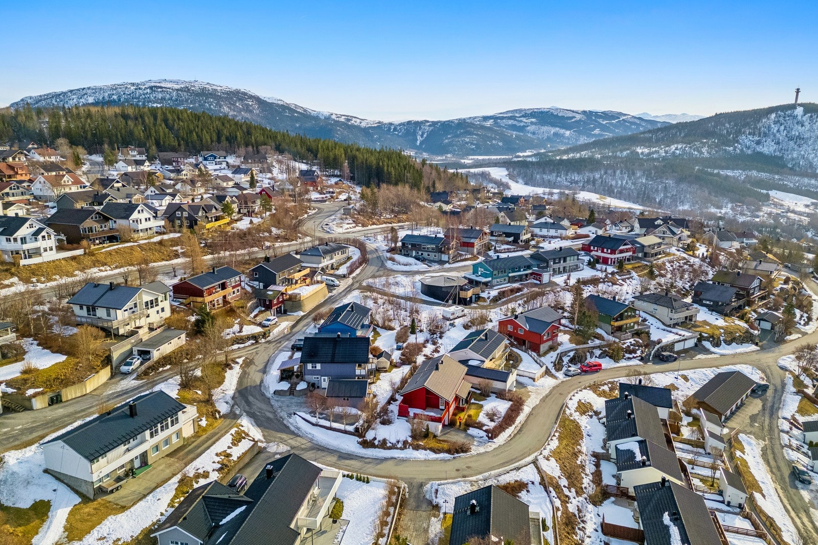 En pent beliggende eiendom i gate med lite gjennomgangstrafikk. Galleribilde