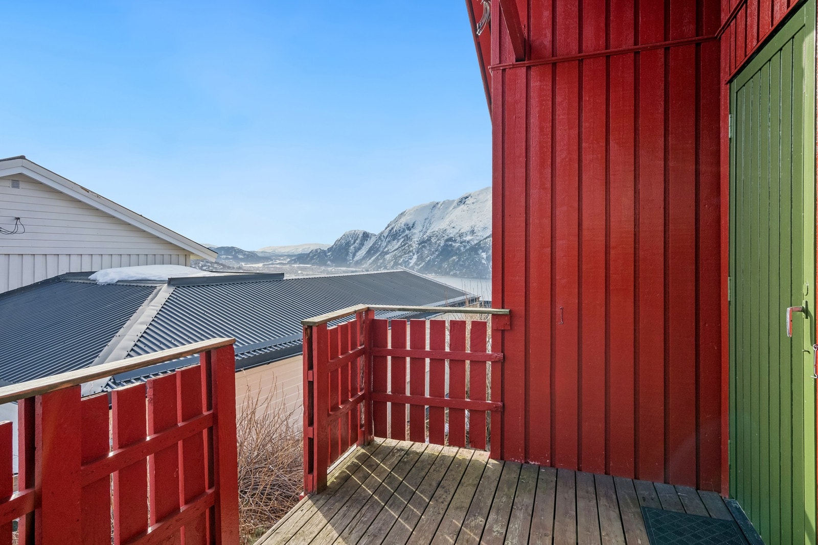 Terrasse med utgang fra gang mellom soverom og bad. Galleribilde