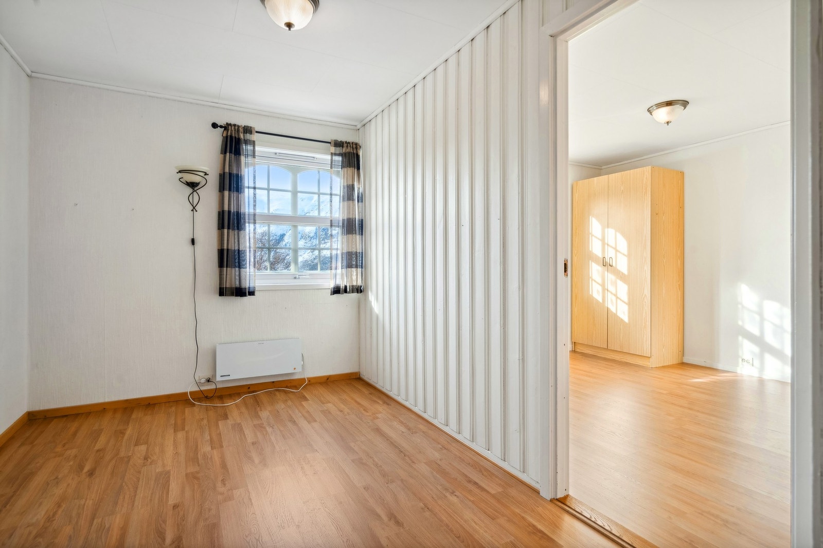 Begge disse 2 rommene i sokkelen er opprinnelig tegnet inn som et større disponibelt areal. Her er det muligheter for å etablere både det fjerde og femte soverommet. Rommene er i dag ikke omsøkt og sådan ikke ikke godkjent soverom/oppholdsrom. Galleribilde