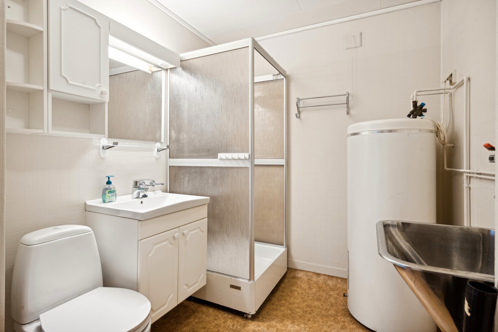 Bad/vaskerom her nede har som badet oppe, behov for totalrenovering. Galleribilde