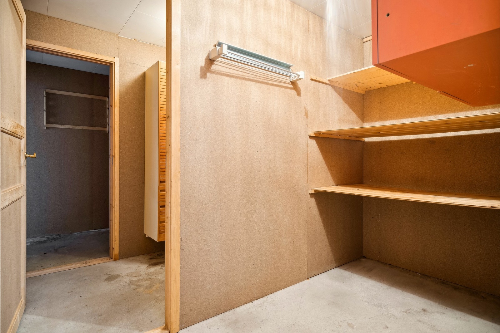 Her nede er det 3 boder på rekke og rad før du kommer videre inn til garasjen. Galleribilde