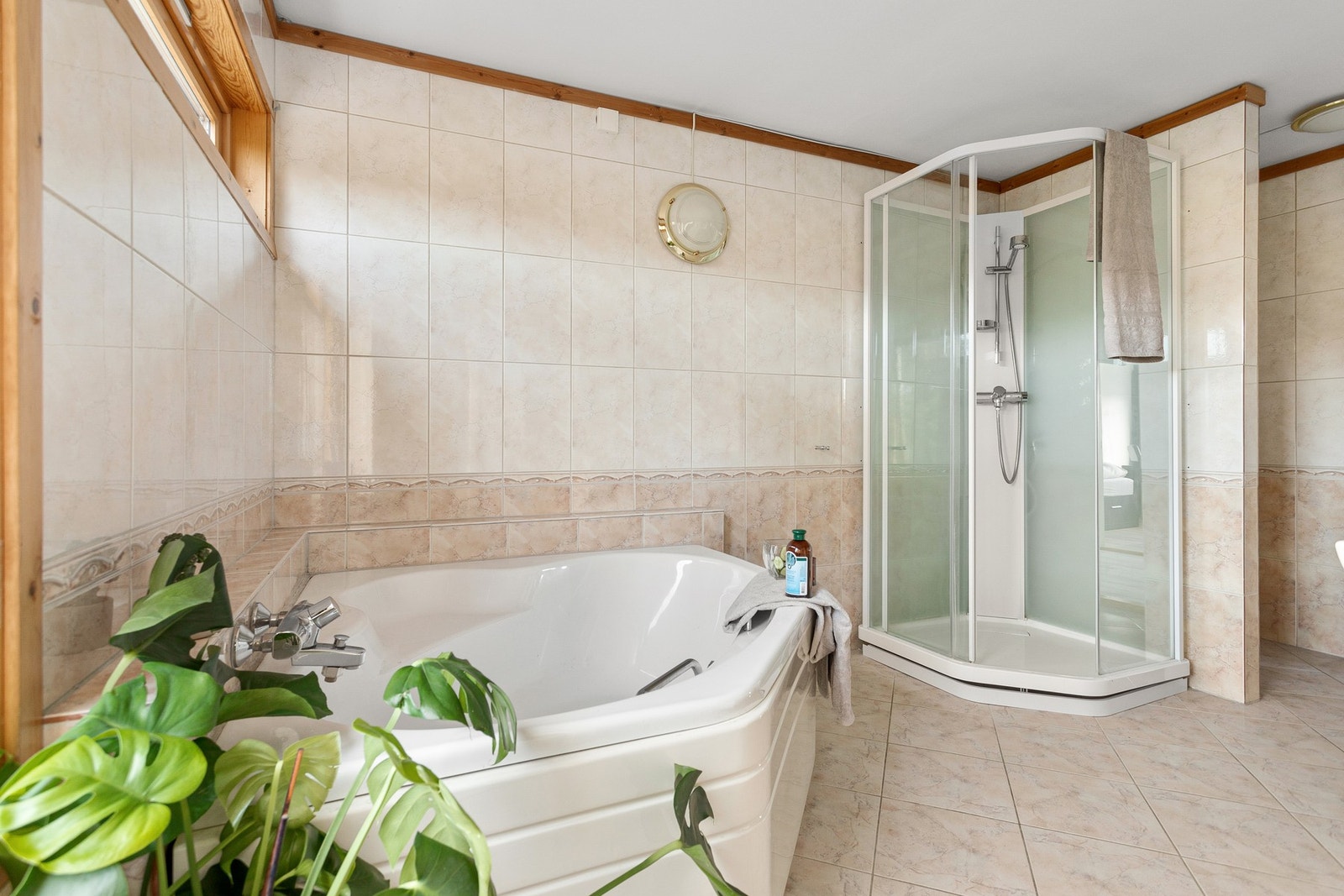 Det private badet som er knyttet til hovedsoverommet er utstyrt med badekar, dusjkabinett og wc. Galleribilde