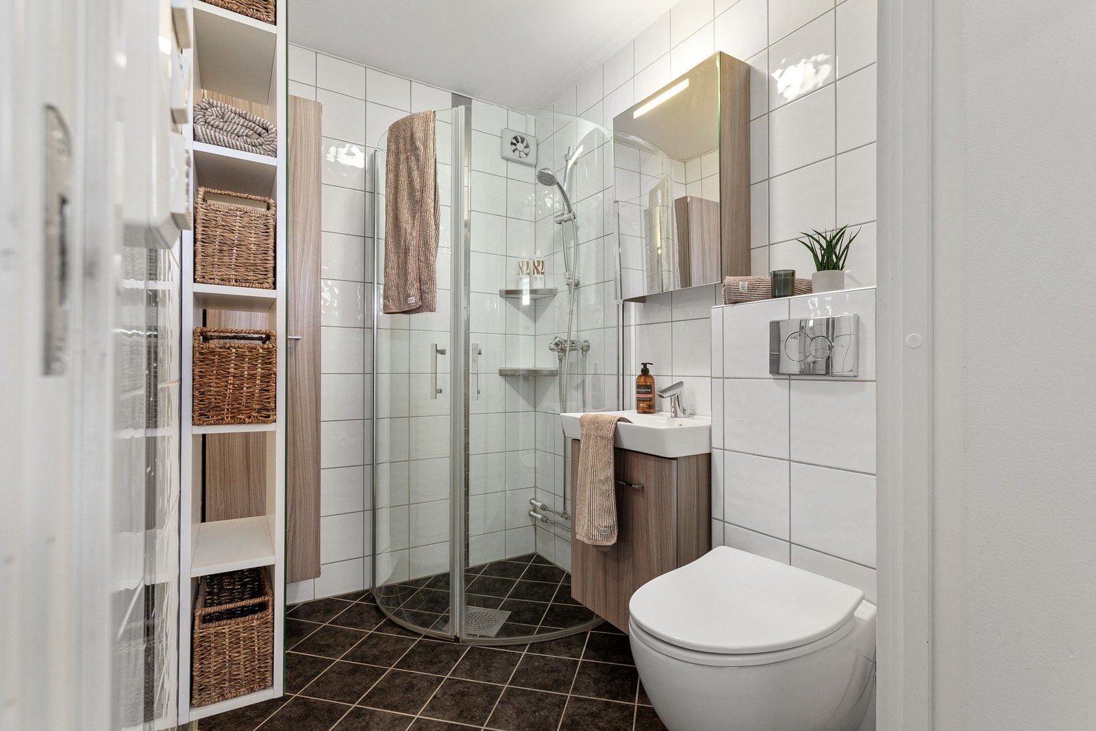 Badet i 1. etasjen er fra 2013. Delikat bad med dusjhjørne. Galleribilde