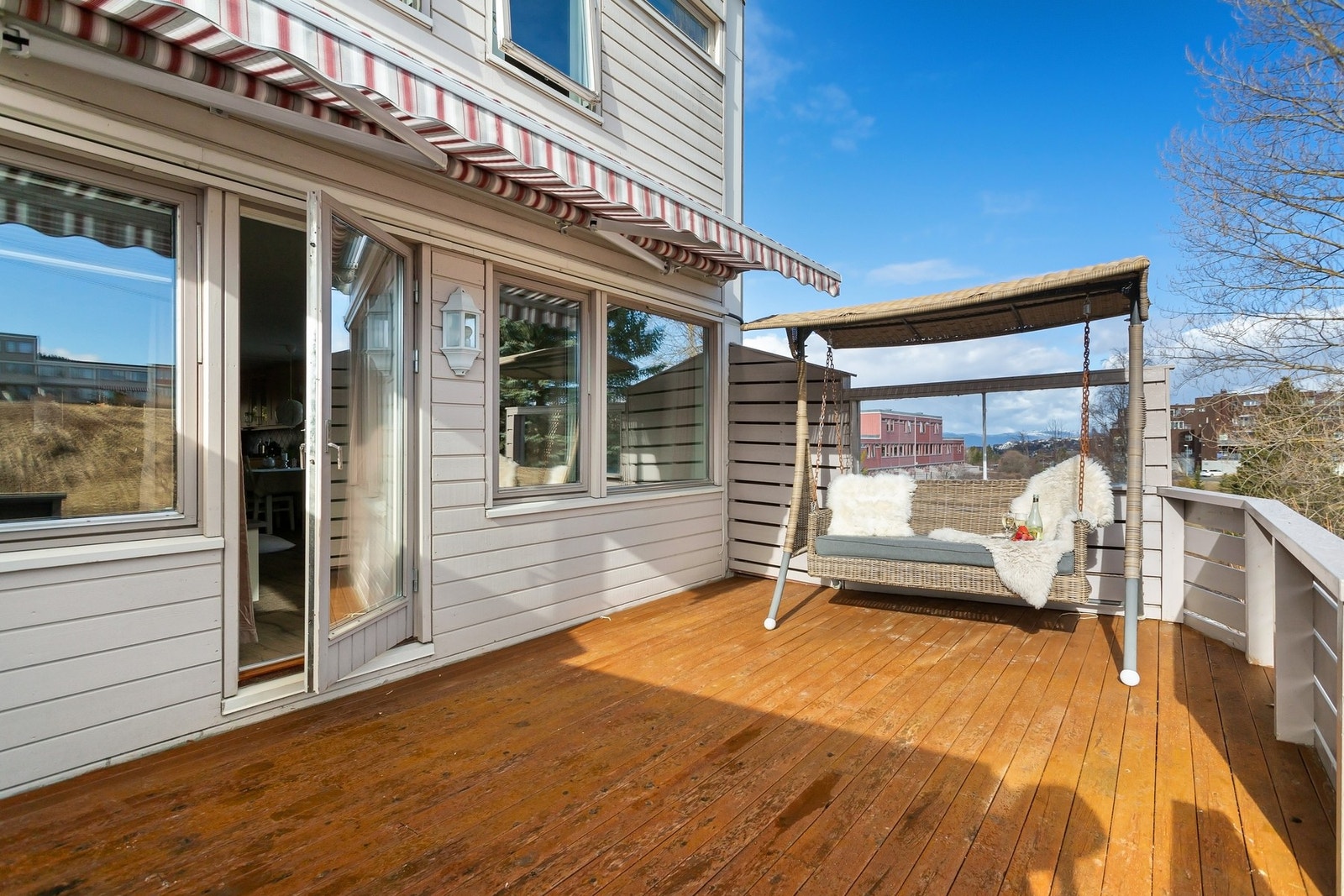 Balkongen er østvendt og bare 30 meter unna har du tilgang til felles trimapparater. Galleribilde