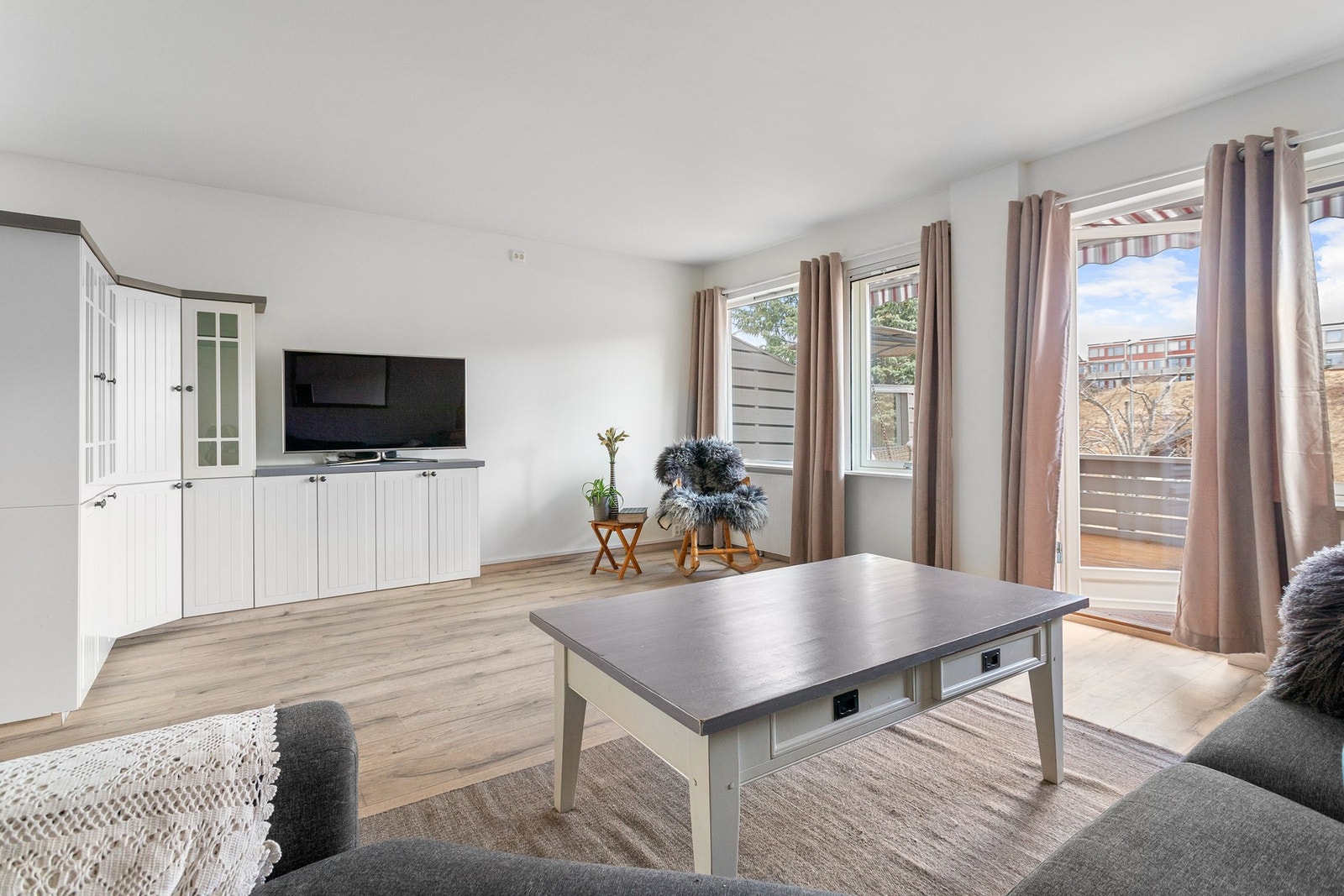 Fra stuen har du adgang til balkongen på baksiden med formiddagssol. Galleribilde