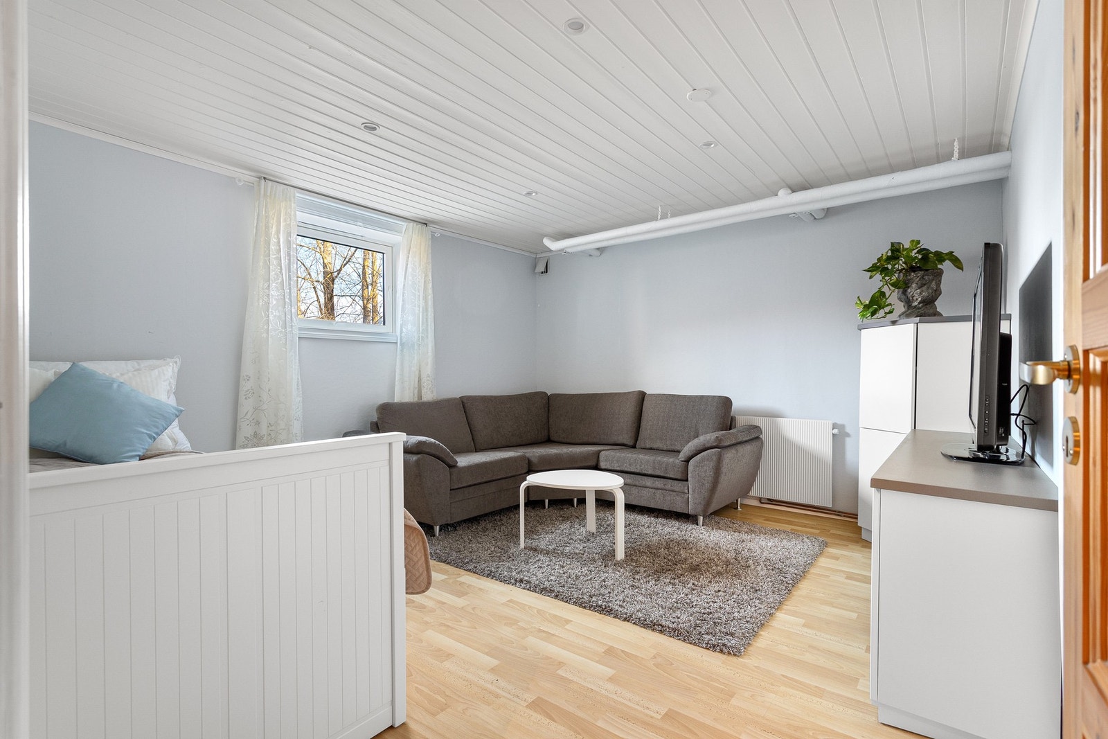 Kjellerstuen er godkjent som soverom, med dette er det 4 soverom i huset. Verksted/bod på 6 kvm i tilknytning til kjellerstuen. Galleribilde