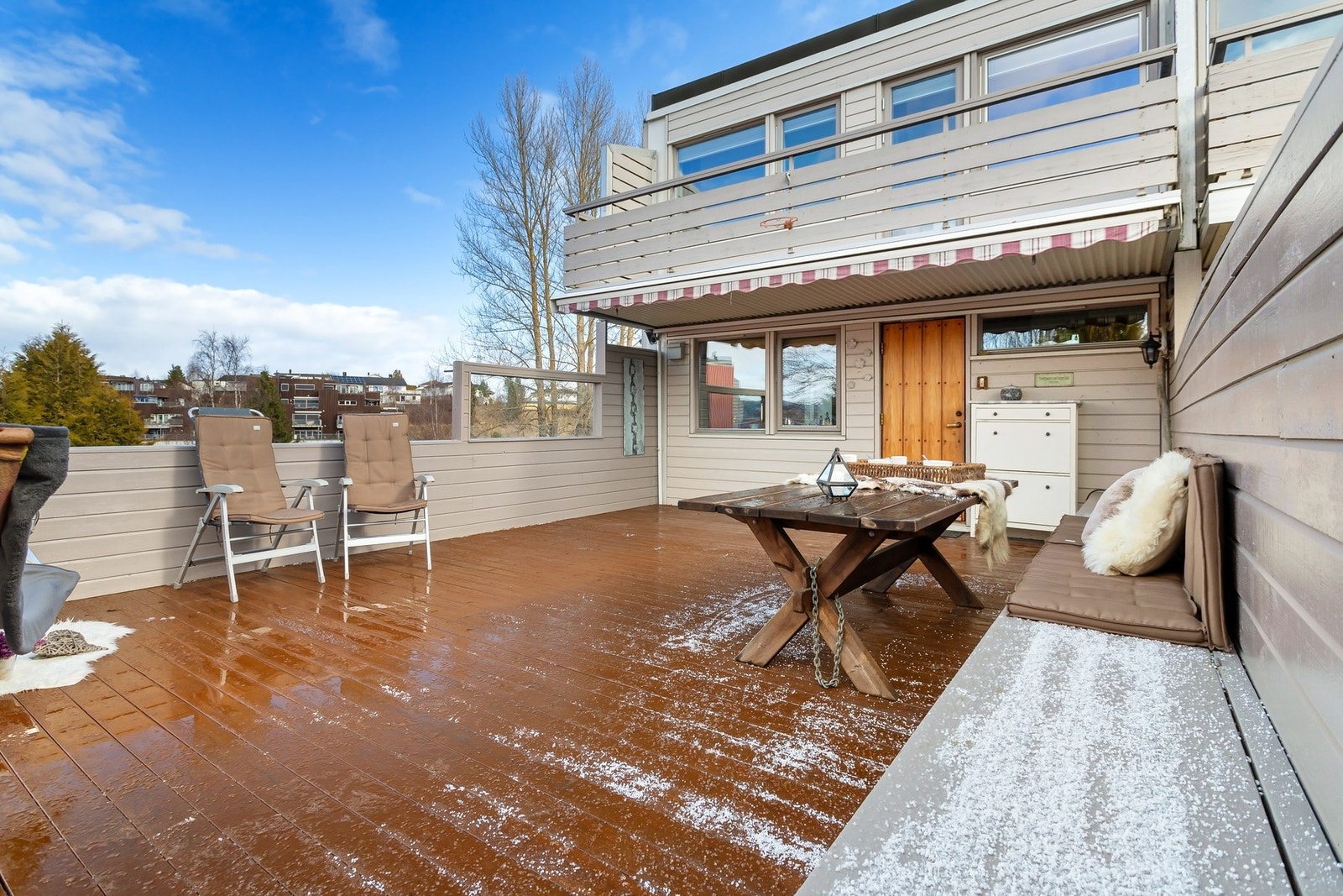 På vei inn til huset blir du møtt av en terrasse på hele 34 kvm med gode solforhold. Galleribilde