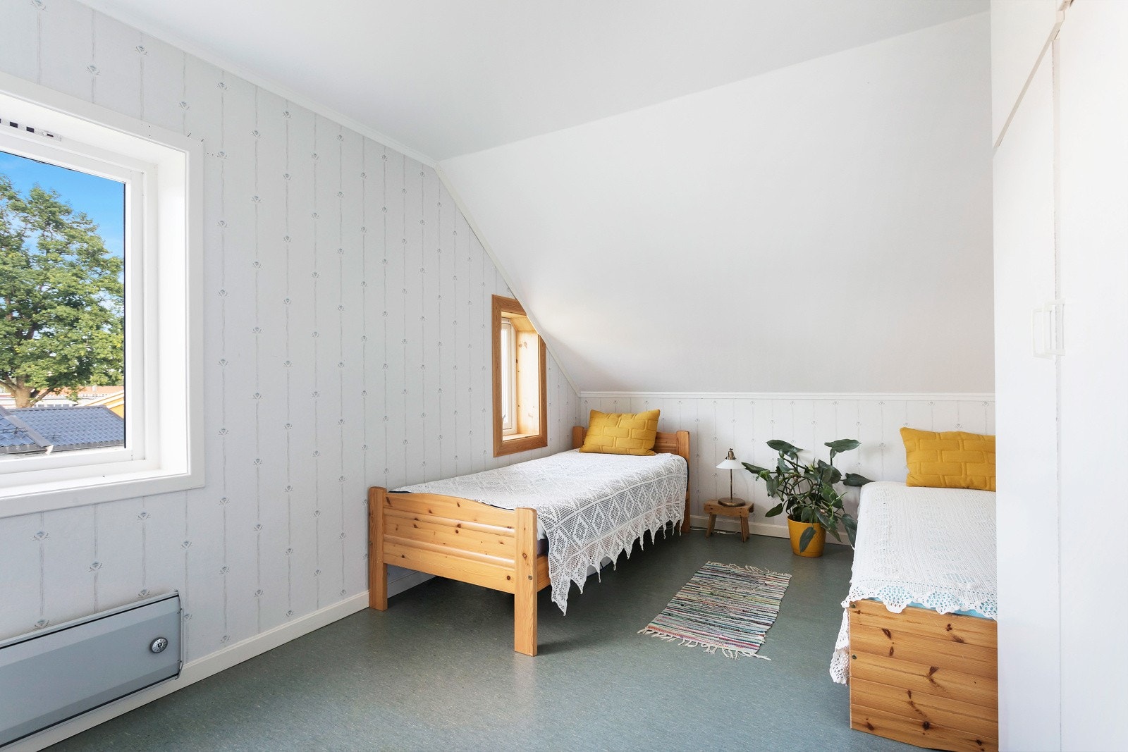 Soverom nummer 2 har skråtak i den ene enden. Når sengene plasseres inn under skråtaket som her, maksimeres tilgjengelig gulvareal. Galleribilde