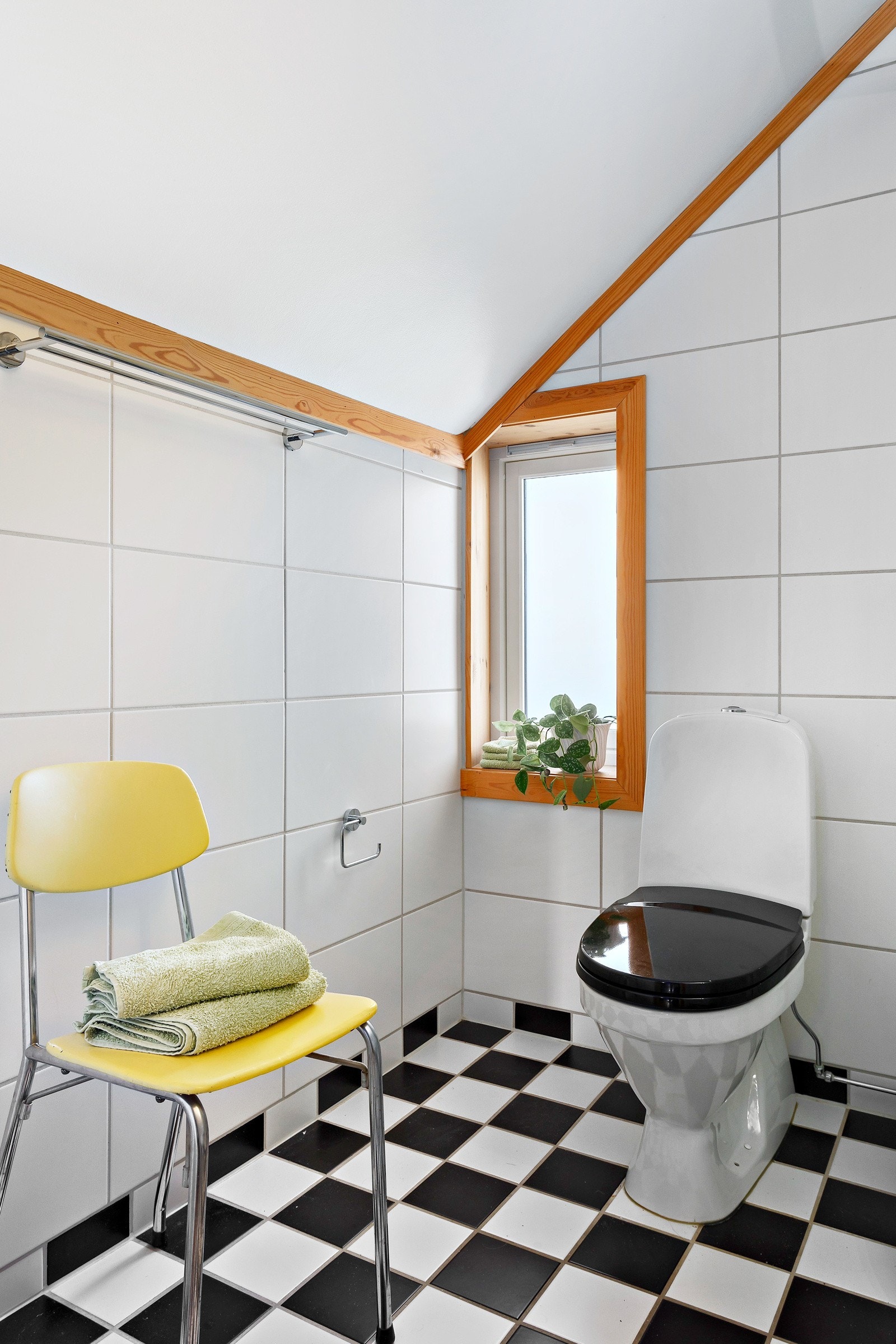 Badet er pusset opp med fliser og varmekabler. Galleribilde