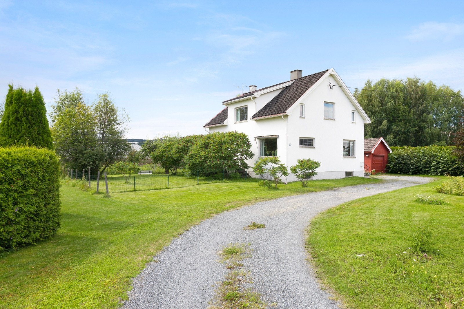 Huset ligger innerst i en blindvei. Det er en stor inngjerding på tomten slik at man kan la en liten 4-beint venn være ute alene. Galleribilde