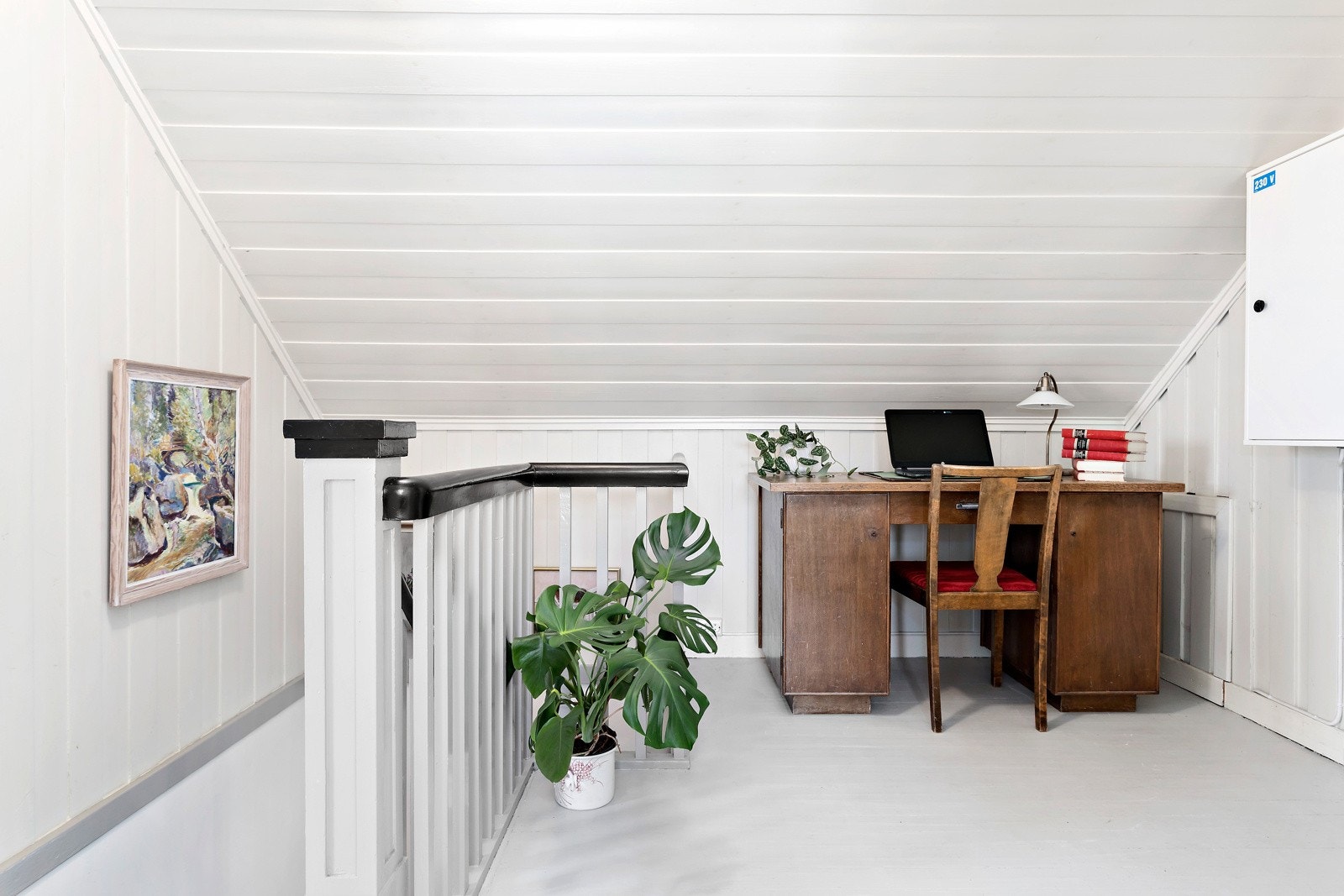 I gangen oppe er det plass til en stor skrivepult. Tak, vegger og gulv er malt. Galleribilde