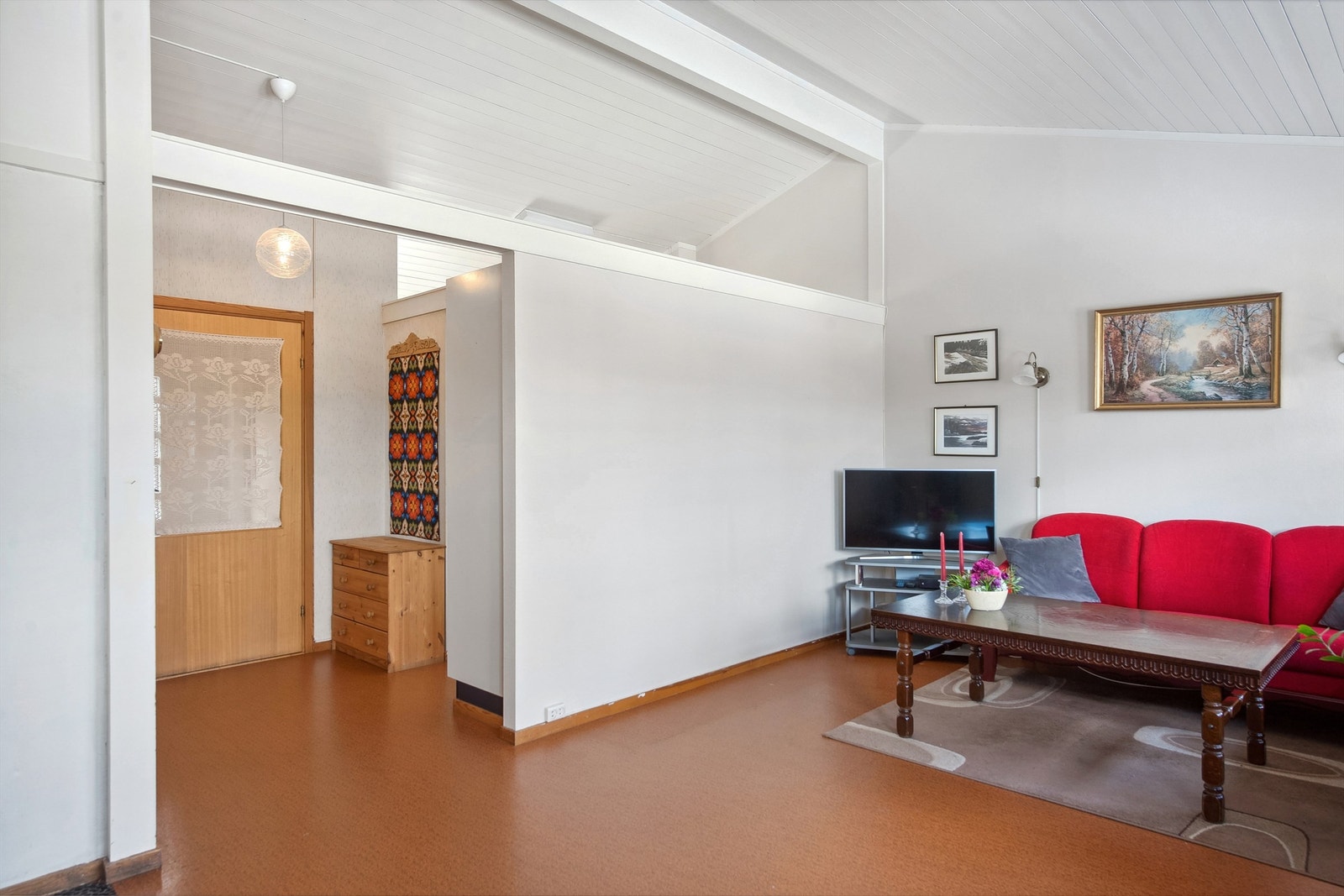 Åpen løsning mellom stuen og gangen. Galleribilde