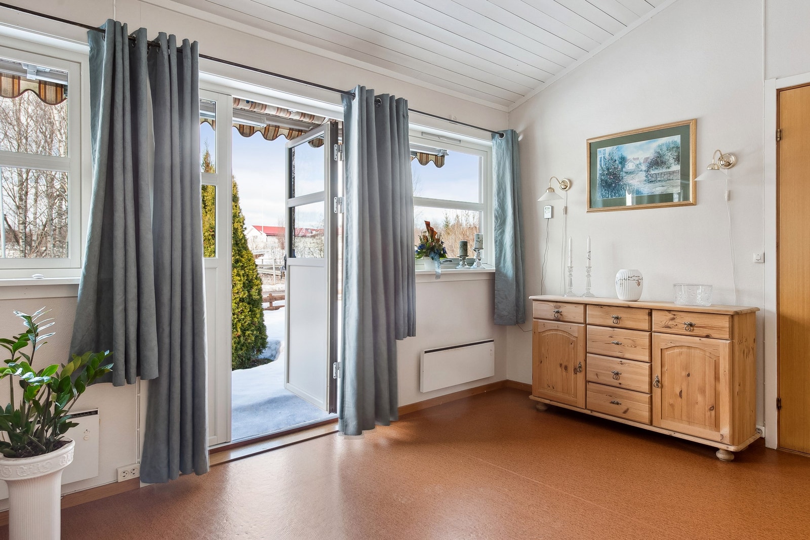 Vinduene ut mot terrassen slipper godt med dagslyset inn i rommet. Terrassedøren i stuen tar deg ut til terrassen og hagen, hvor man kan nyte solfylte dager. Galleribilde