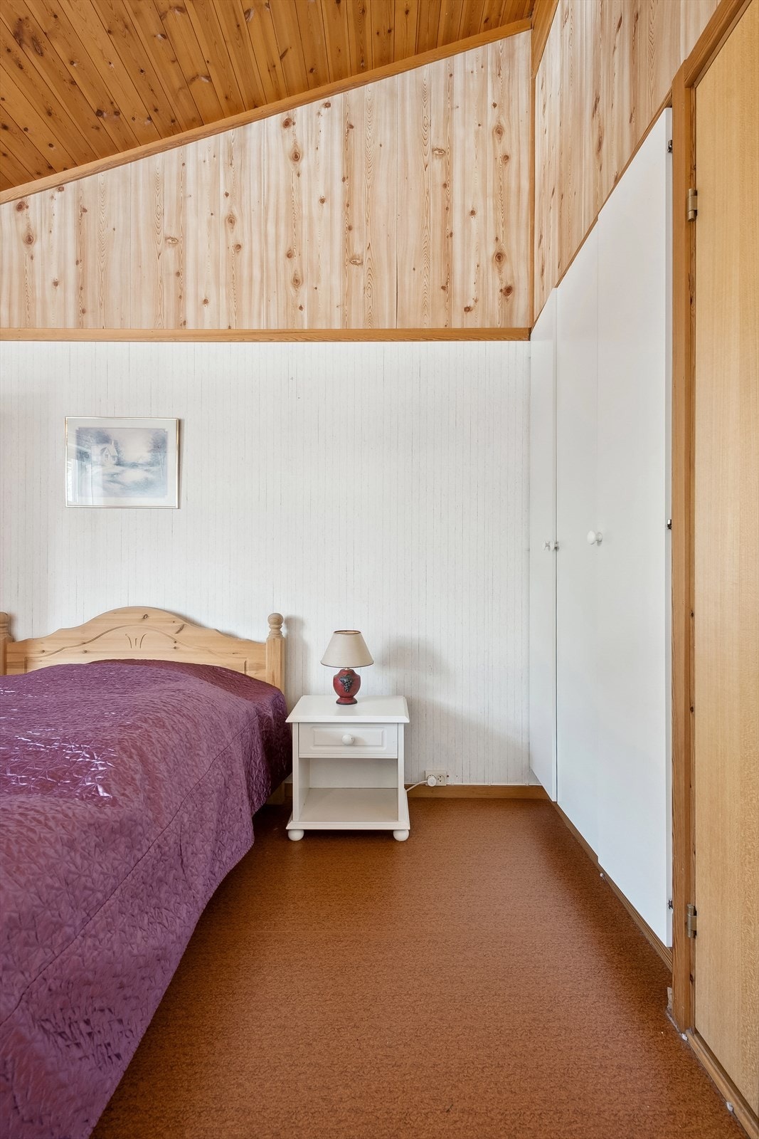 Rommet har også god takhøyde med skråhimling, noe som gjør at rommet virker større. Galleribilde