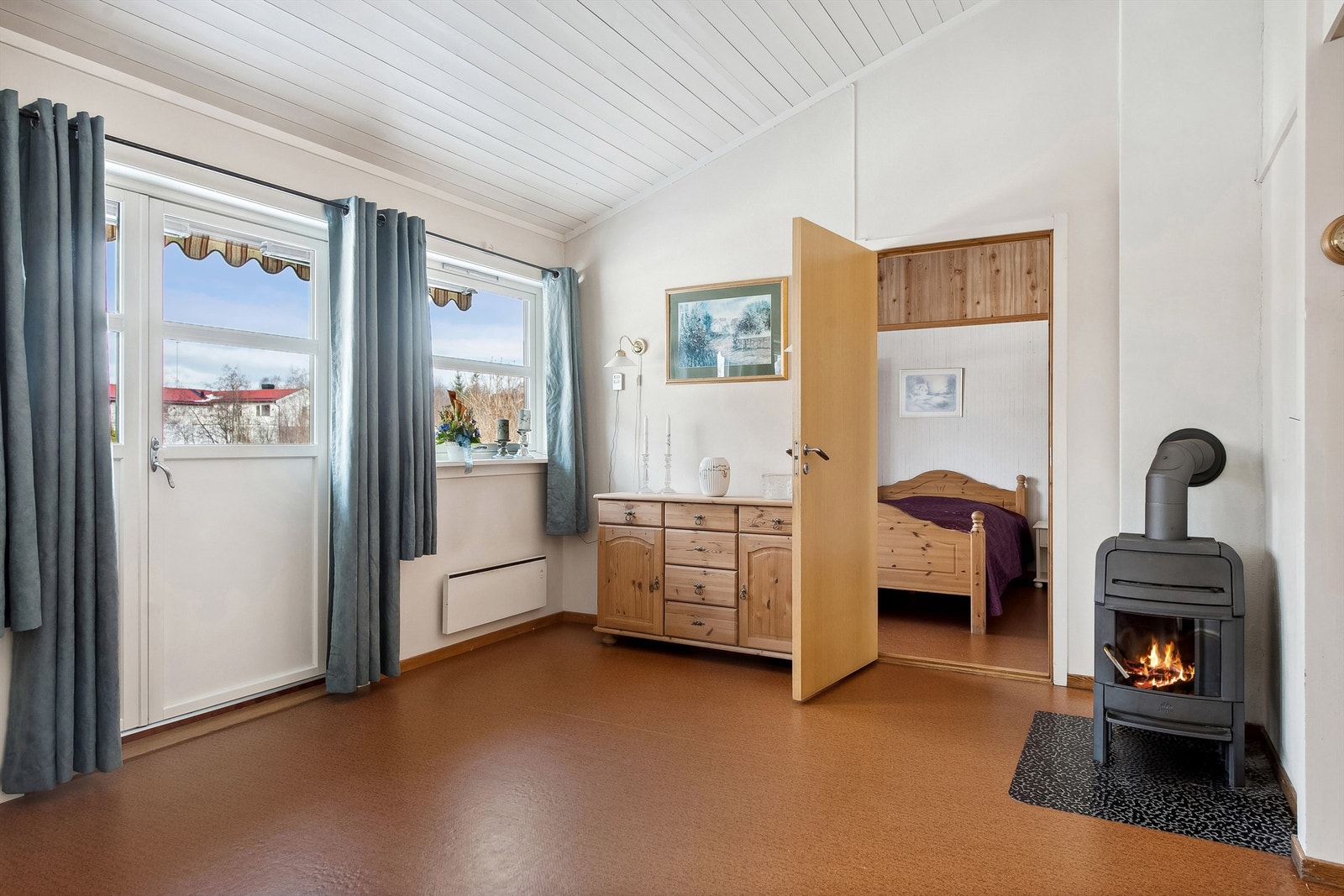 En god peisovn gir leiligheten den ekstra varmen man kan øsnke seg på kalde vinterkvelder. Galleribilde
