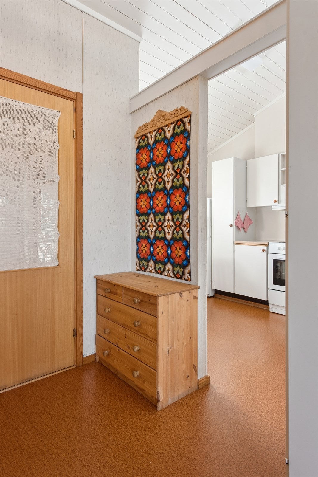 Fra gangen er det dels åpen løsning inn til kjøkkenet og til stuen. Det er også adkomst til baderommet på venstre side. Galleribilde