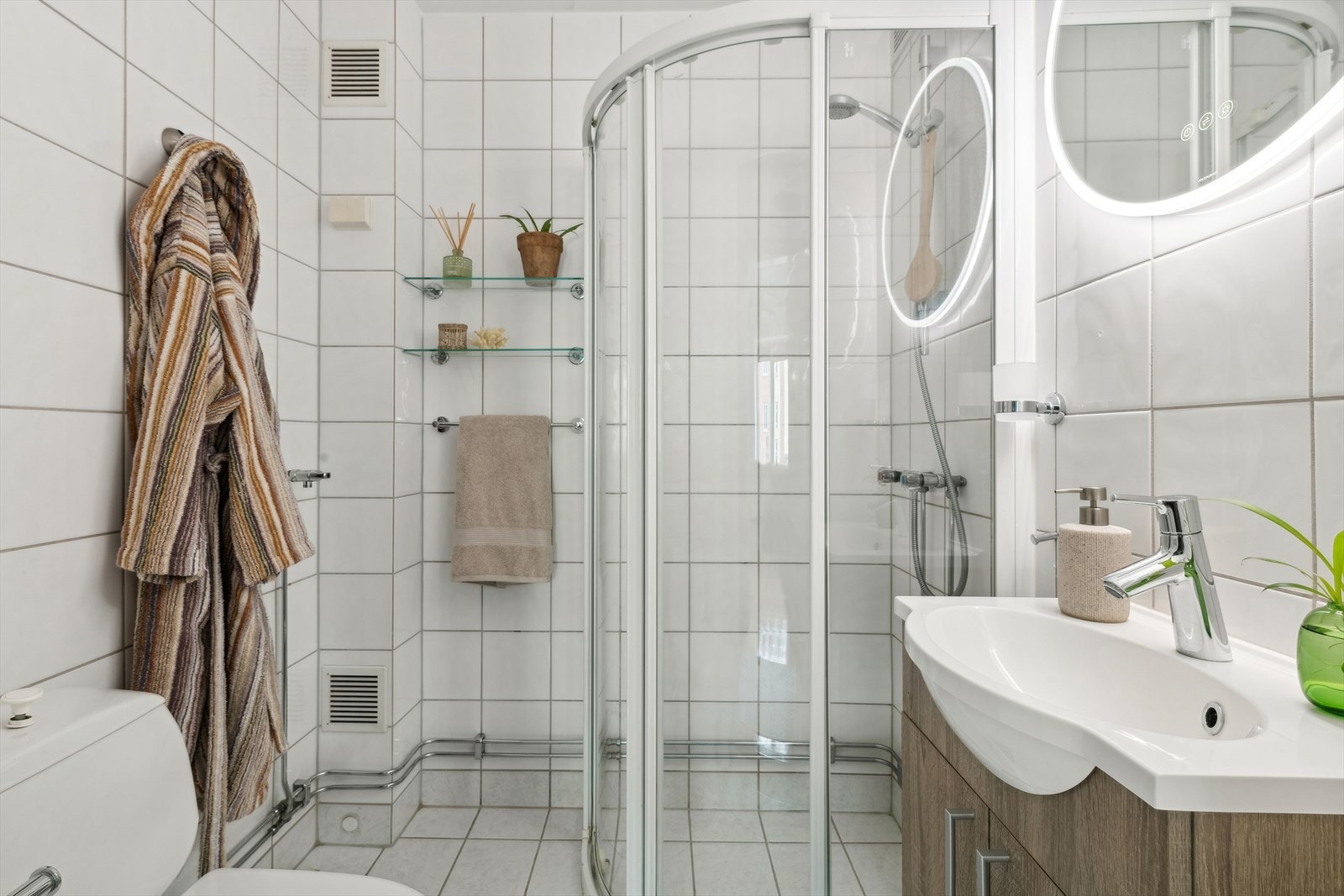 Badet ble modernisert i regi av borettslaget i
2001 med fullstendig utskiftning av alle vann- og
avløpsrør, membran og sluk. Galleribilde