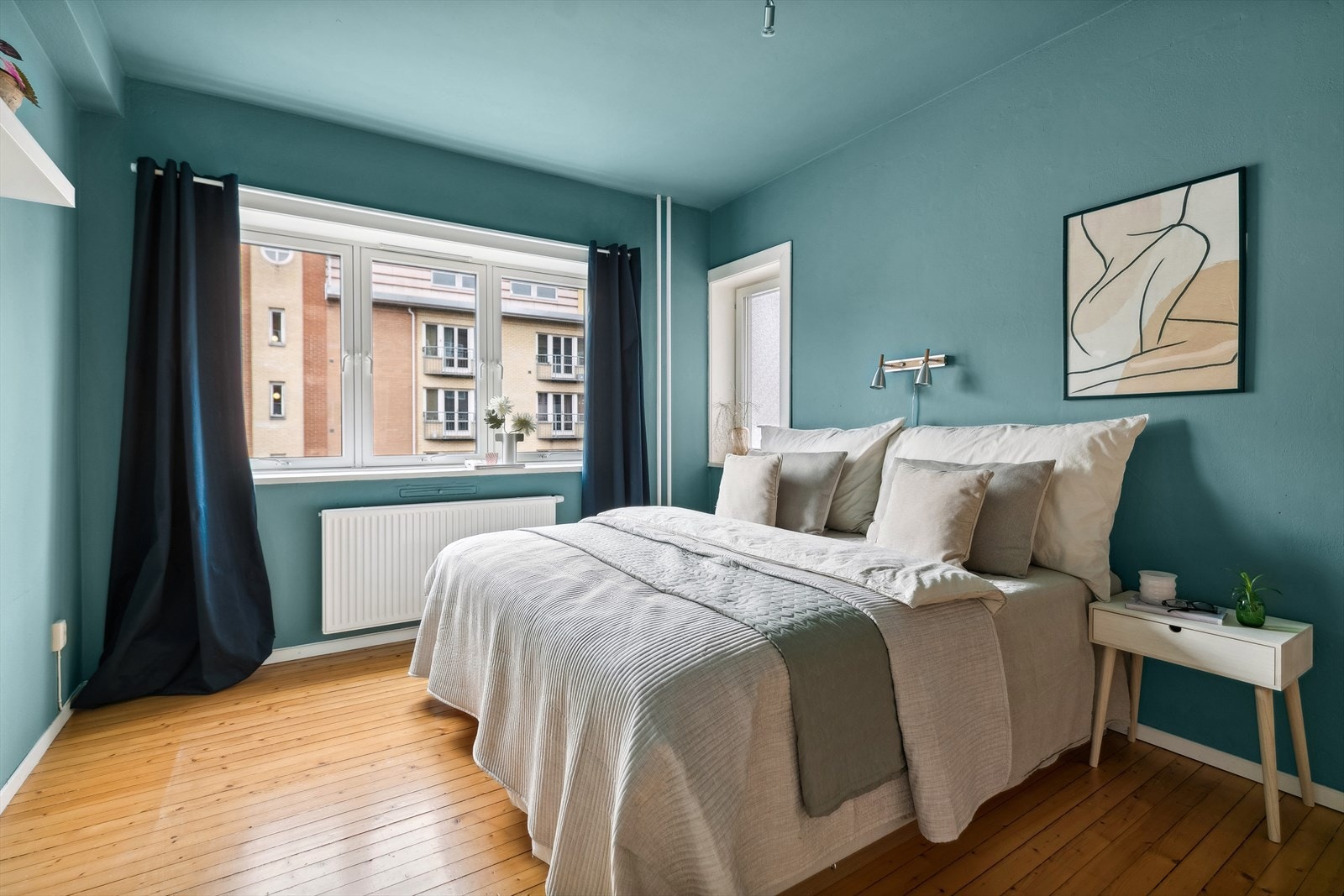 Det er god plass til ytterligere oppbevaringsmøblemet, skrivebord eller annet du måtte ønske for å utvide bruken av rommet. Galleribilde