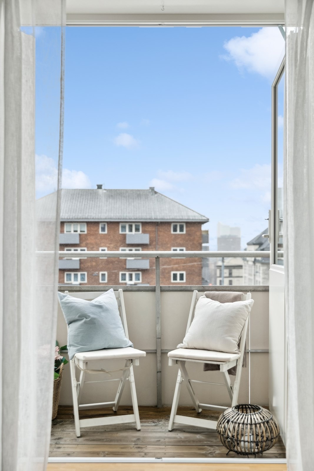 Fra stuen er det utgang til en solrik sydvestvendt balkong på 2,3 5 m². Galleribilde