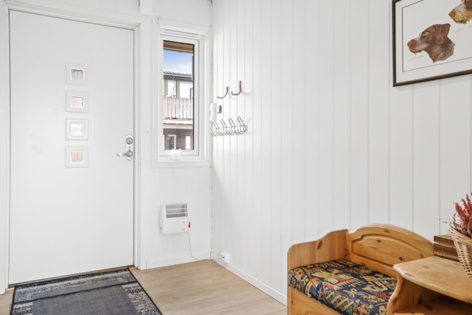 Vel inne blir du møtt av en lys entré som tar deg videre til stue Galleribilde