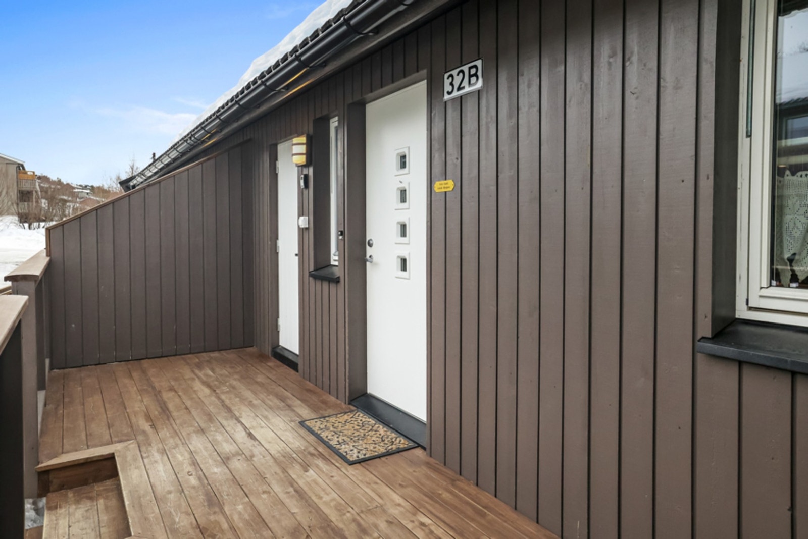 Flott inngangsparti med terrasse. Her er det også inngang til sportsbod. Galleribilde