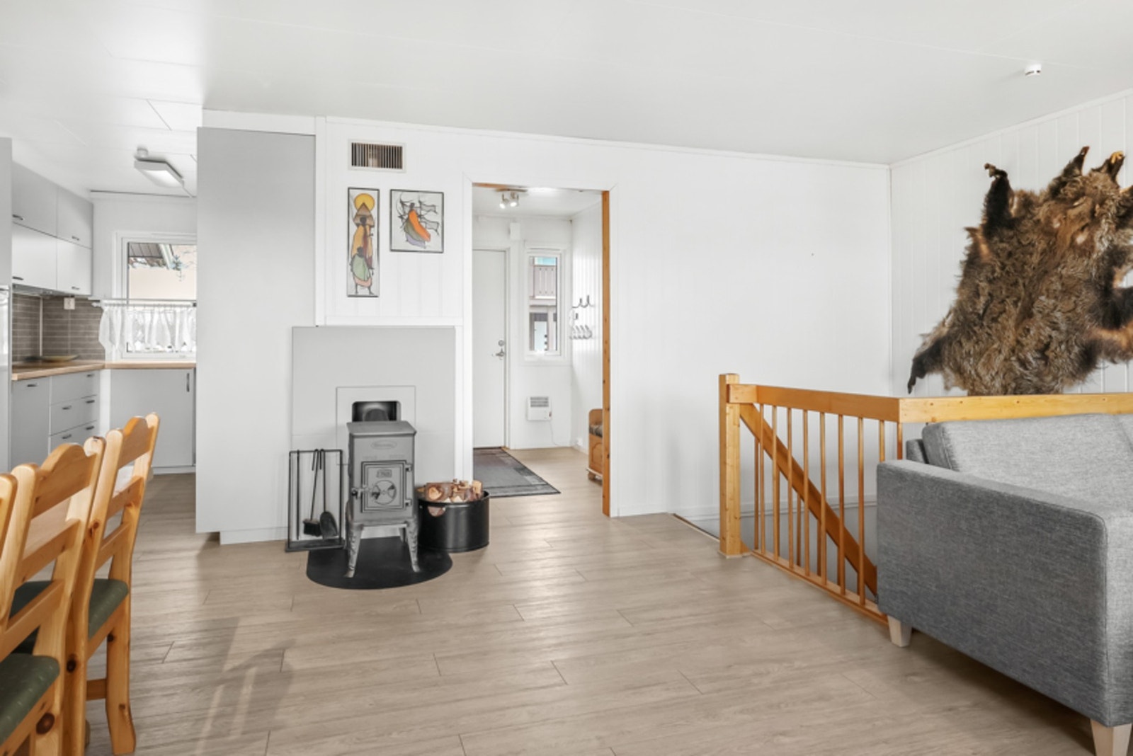 I stua er det vedovn for hyggelig oppvarming. Galleribilde