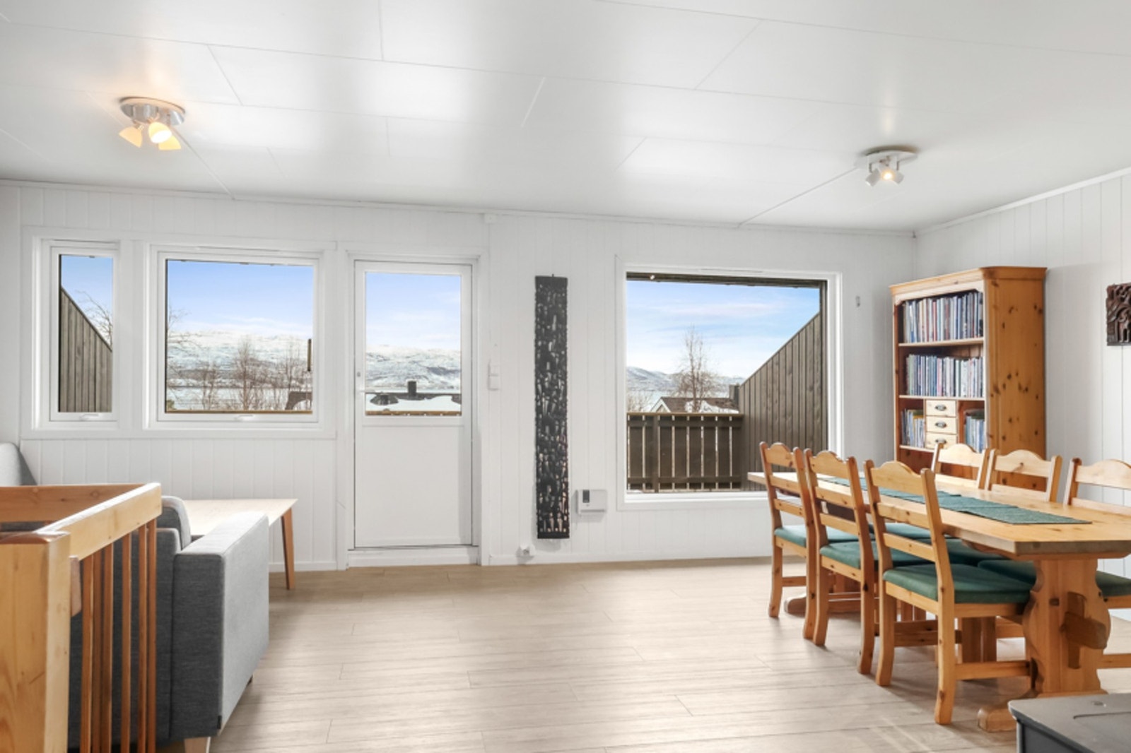 Store vindusflater gir rikelig med naturlig lys Galleribilde