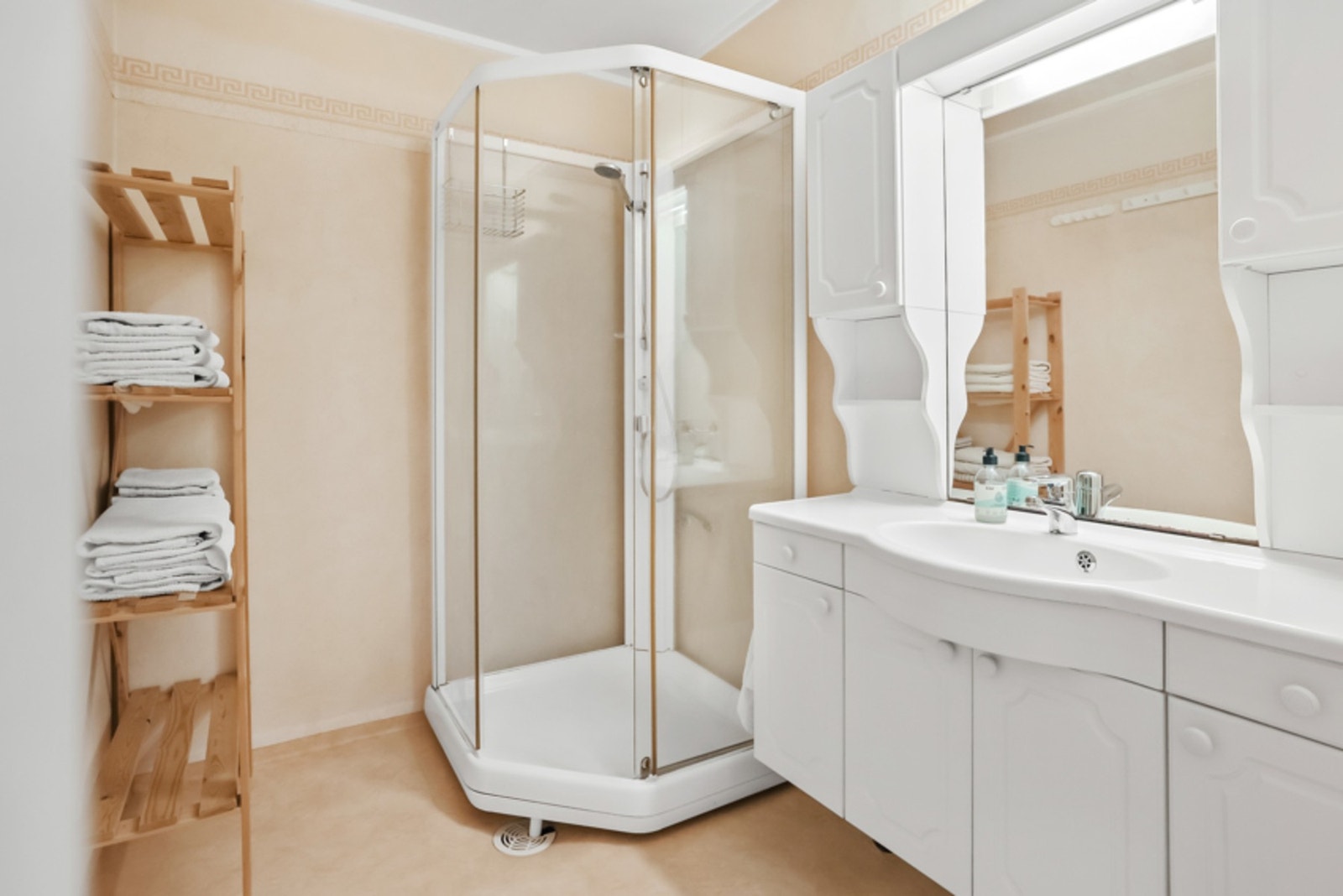 Badet i underetasjen har vegghengt servantinnredning med speil med overlys. Galleribilde
