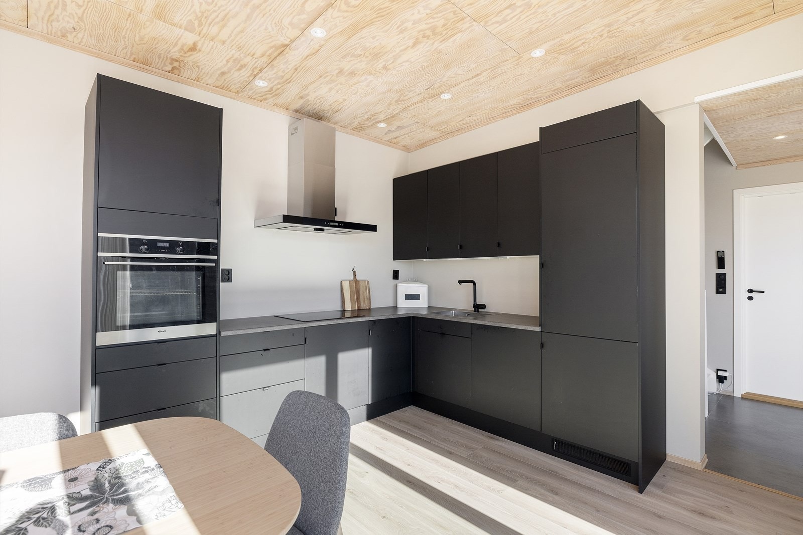 Innredningen har integrert kjøl/fryseskap, oppvaskmaskin, stekeovn og platetopp Galleribilde