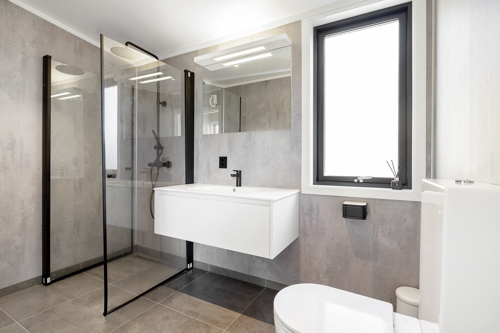 Delikat bad med fliser på gulv og våtromsplater på veggene i moderne farger Galleribilde