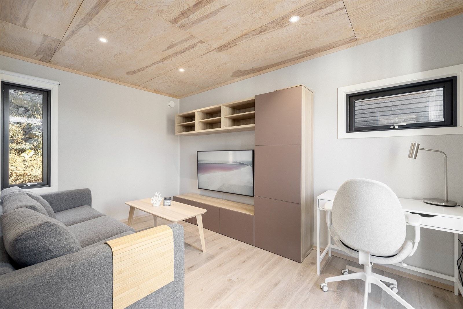 Det er tre lyse soverom i 1. etasje Galleribilde