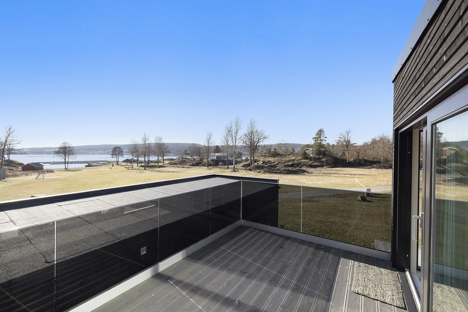 Usjenert takterrasse med god plass til sittegruppe Galleribilde