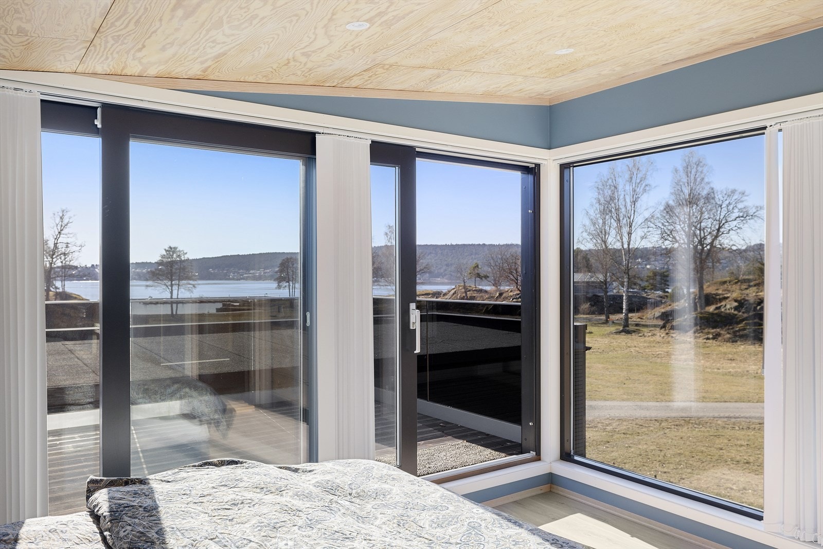 Utgang til solfylt balkong fra hovedsoverommet Galleribilde