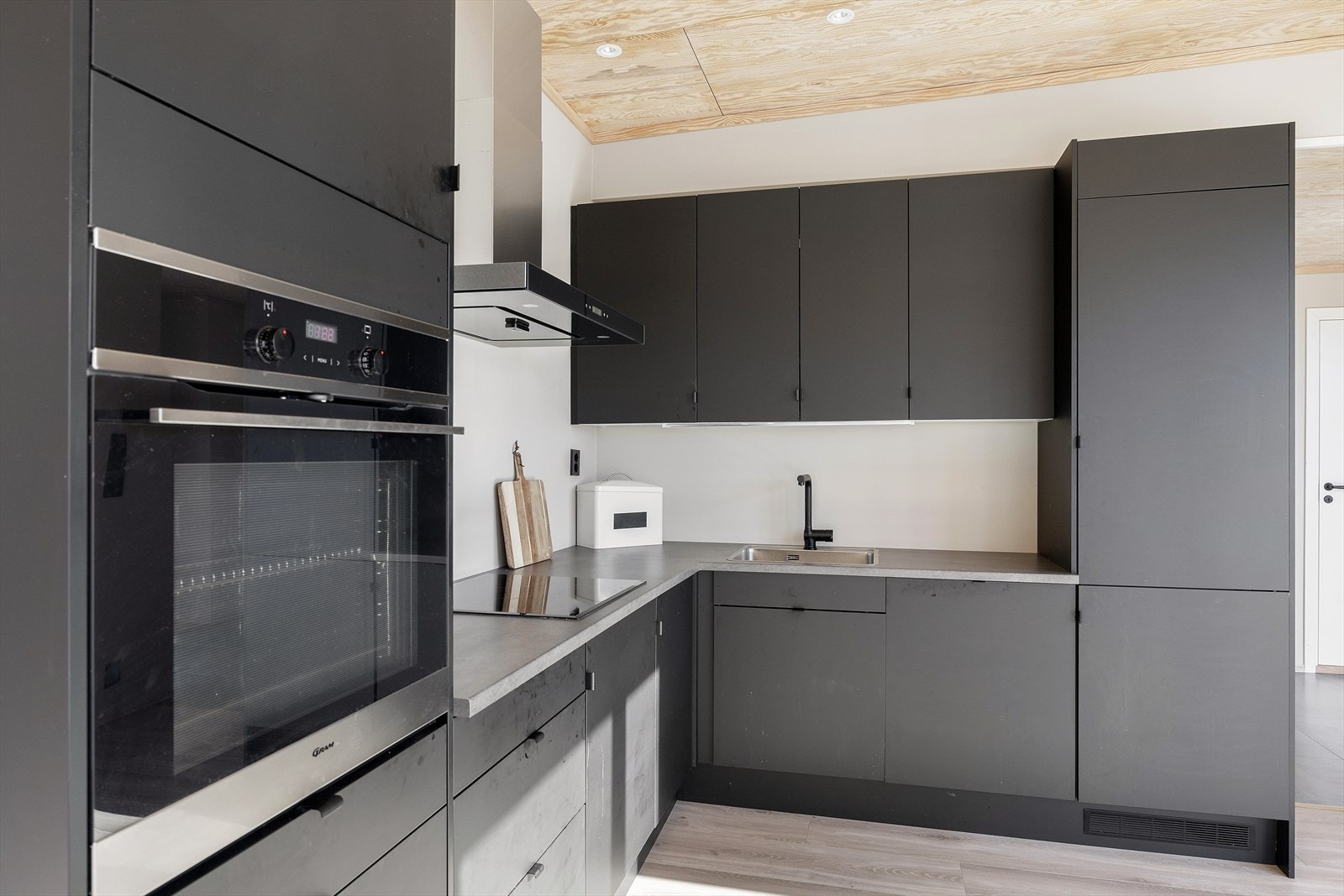 Spotter i himling gir godt arbeidslys. Galleribilde