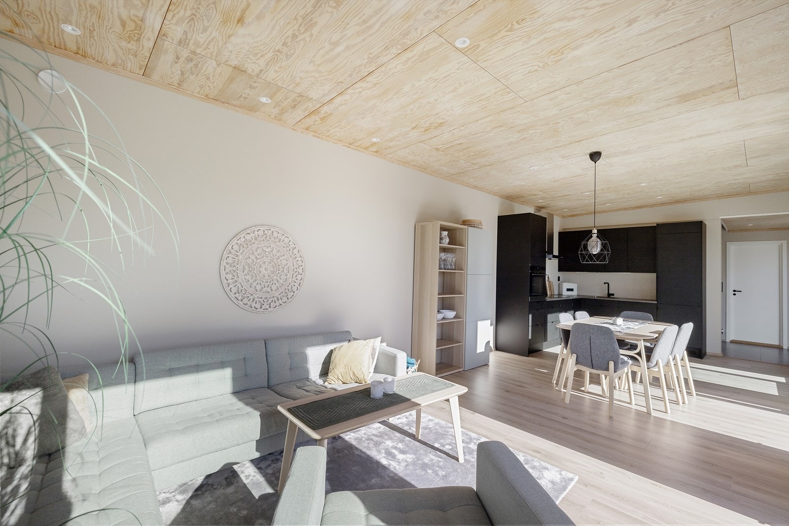 Fritidsboligen er gjennomgående med malte plater på vegger i tidsriktige toner og eikeplater i himling, som er glir rett inn i skandinavisk stil Galleribilde