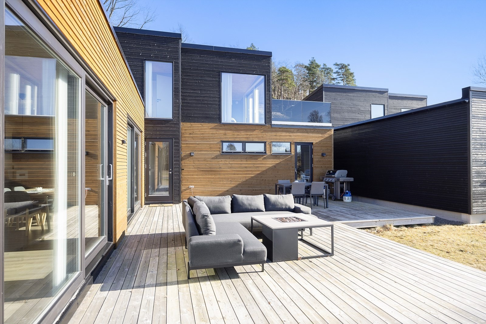 Romslig terrasse med god plass til flere sittegrupper Galleribilde