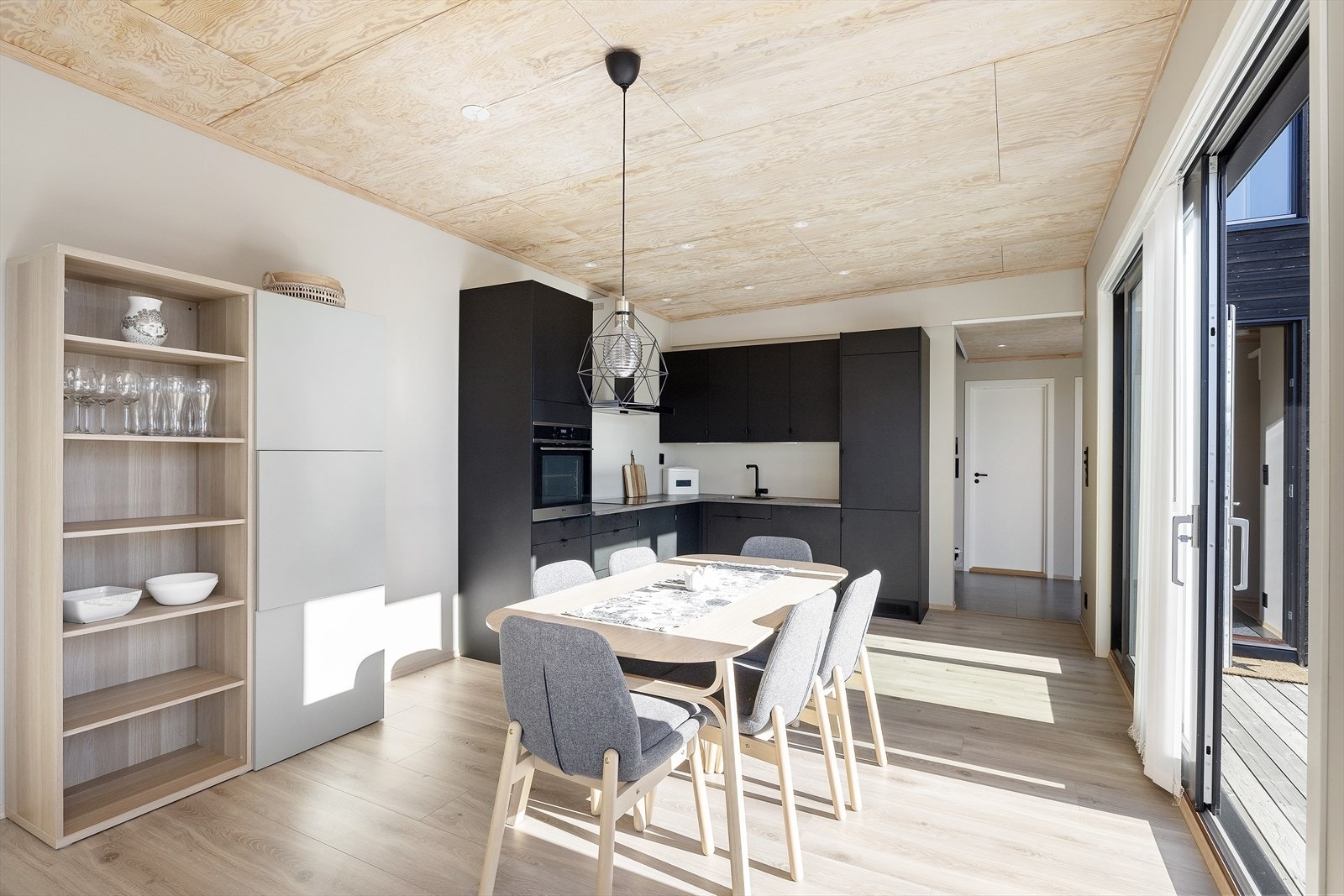 Spisegruppen er i tilknytning til kjøkkenet. Det er åpen løsning mellom kjøkken og spisestue som skaper en hyggelig og sosial atmosfære Galleribilde