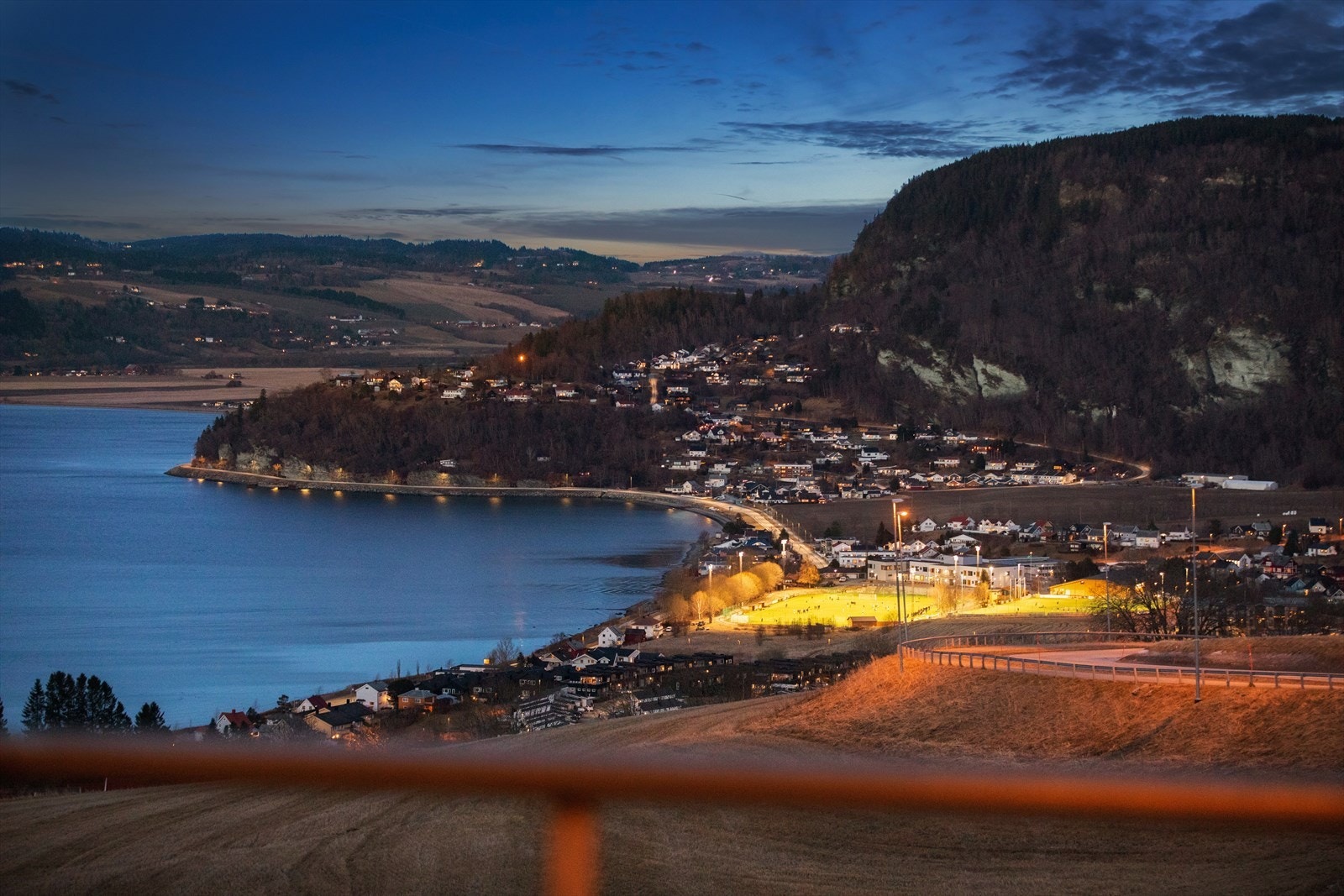 Fra eiendommen er det fri utsikt over til Da-tel Arena, et landemerke i Buvika. Galleribilde