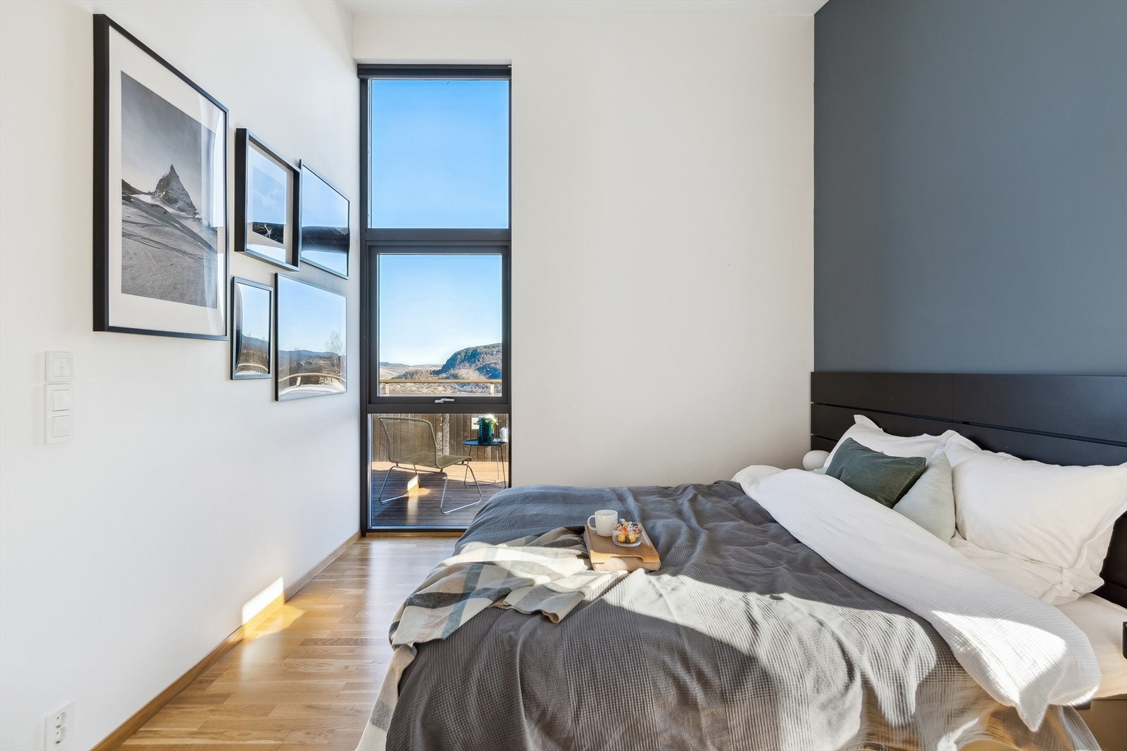 Her kan man våkne til morgensol og fantastisk utsikt. Det er montert elektrisk solskjerming på vinduet. Galleribilde