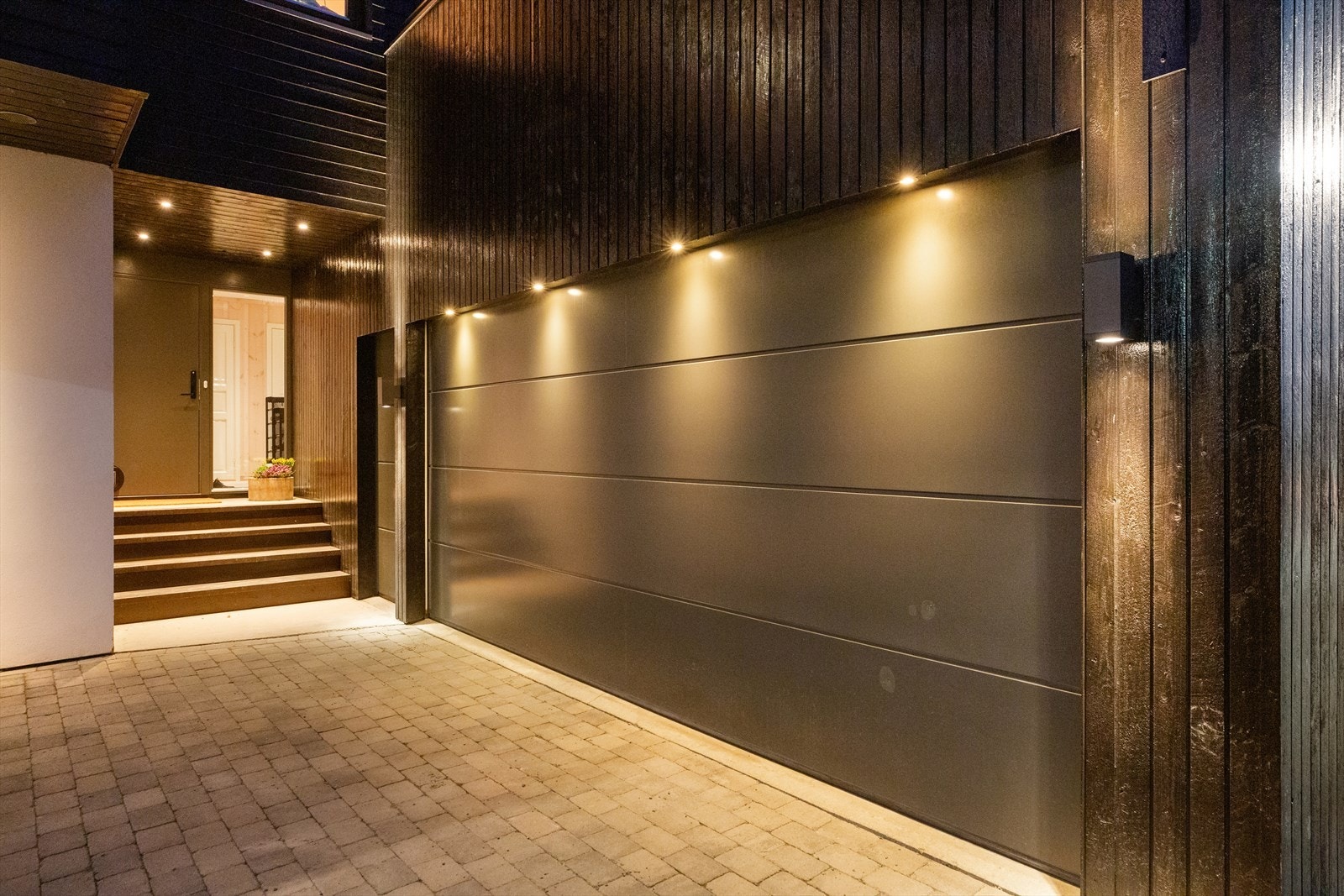 I en tilliggende, isolert dobbelgarasje på ca. 47 kvm er det elbillader. Galleribilde