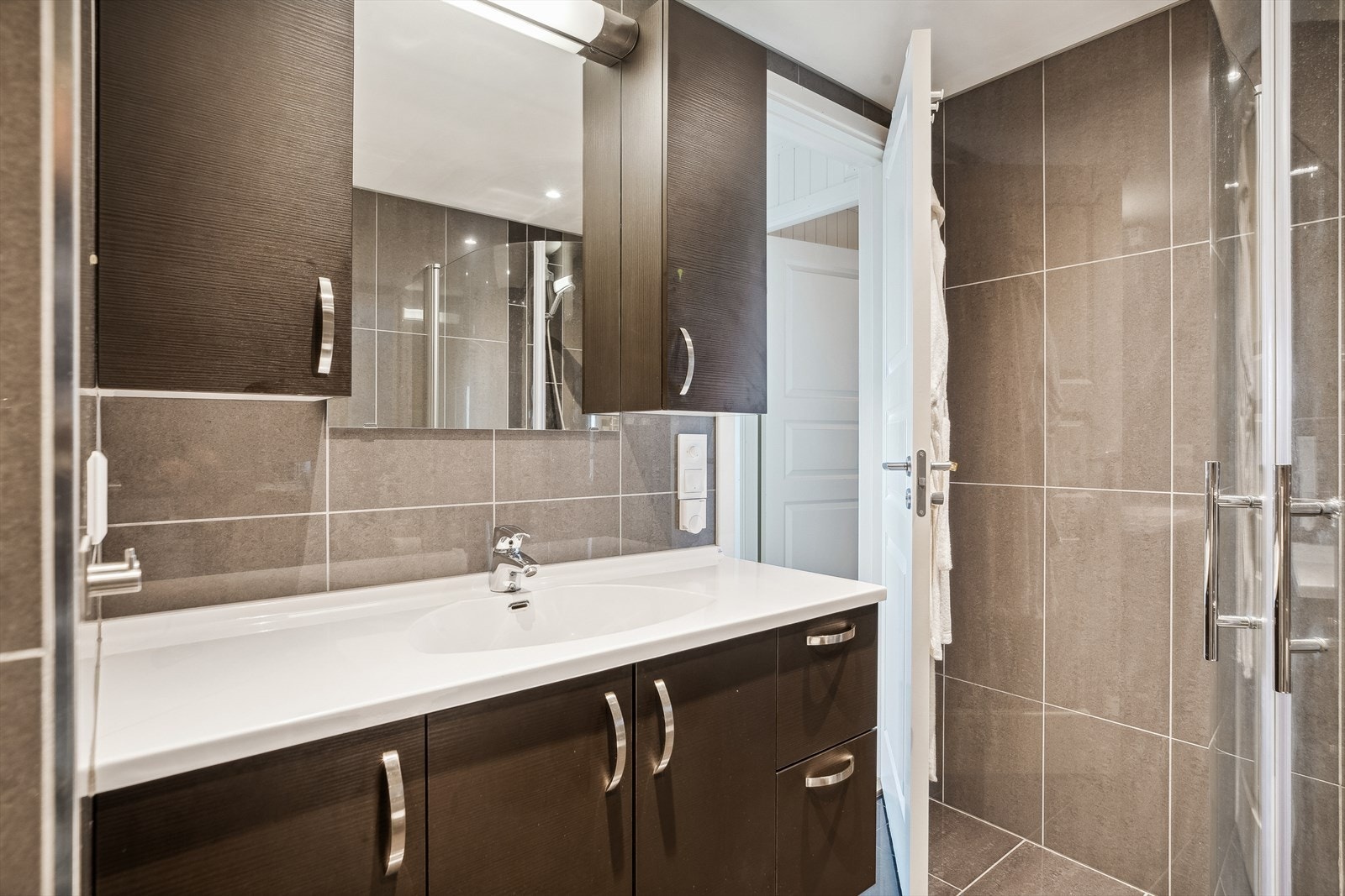 Badet i utleiedelen er moderne, helfliset og delikat. Galleribilde