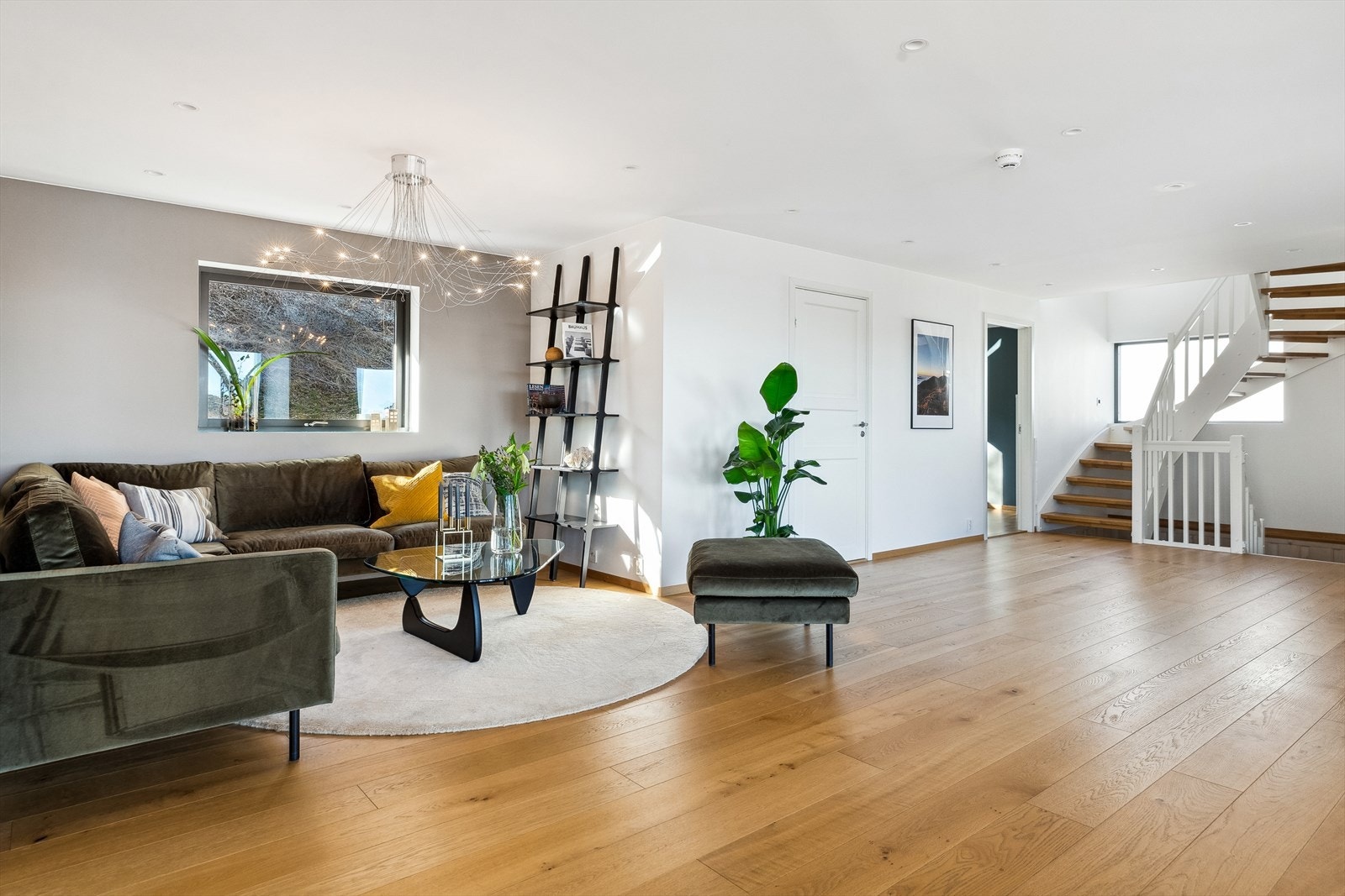 Stuens lyse overflater fremhever det gylne parkettgulvet. Galleribilde