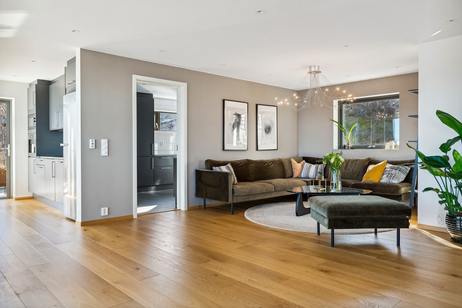 Ved stuesonen er det dør inn til vaskerommet som har videre adkomst til en stor terrasse. Galleribilde