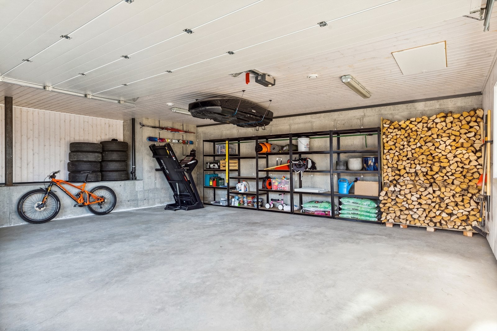 Det er montert elbillader i garasjen. Galleribilde