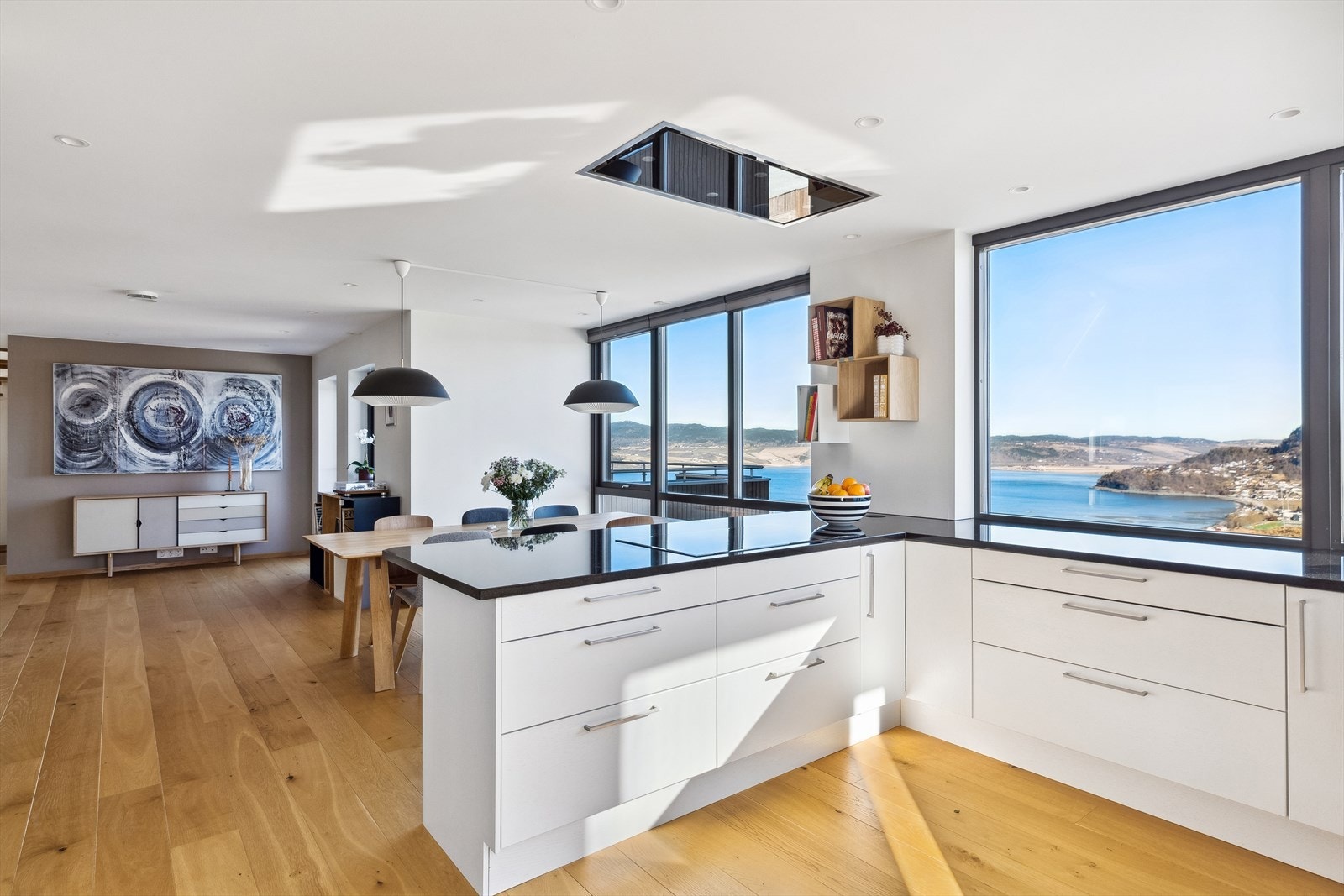 I himlingen over induksjonstoppen er det en stilig, takmontert ventilator. Galleribilde