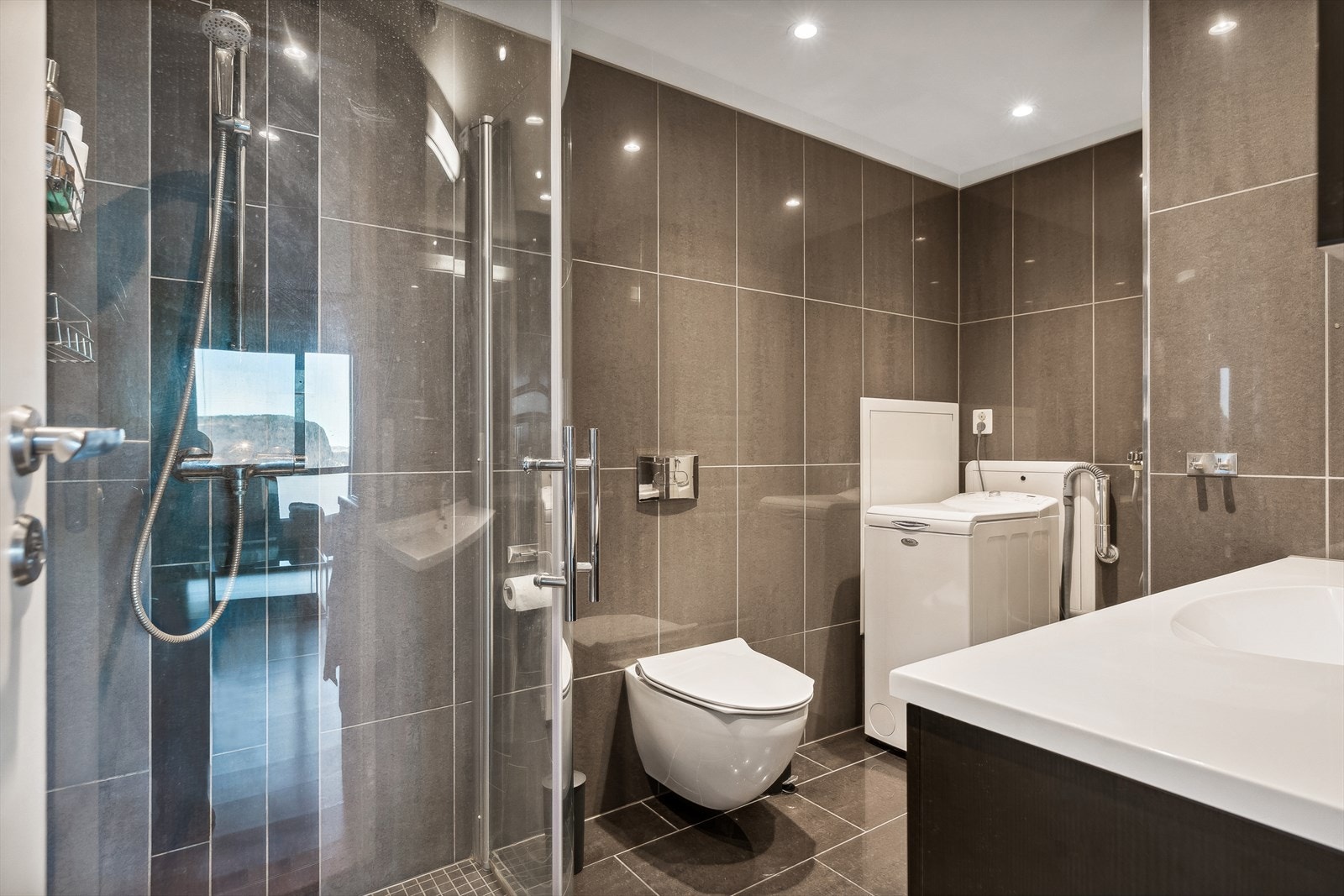 Bad utleie - vaskemaskin medfølger i handelen. Galleribilde