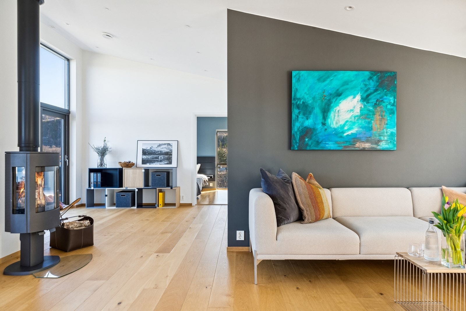 I tillegg til vannbåren gulvvarme har loftstuen en rentbrennende peisovn. Galleribilde