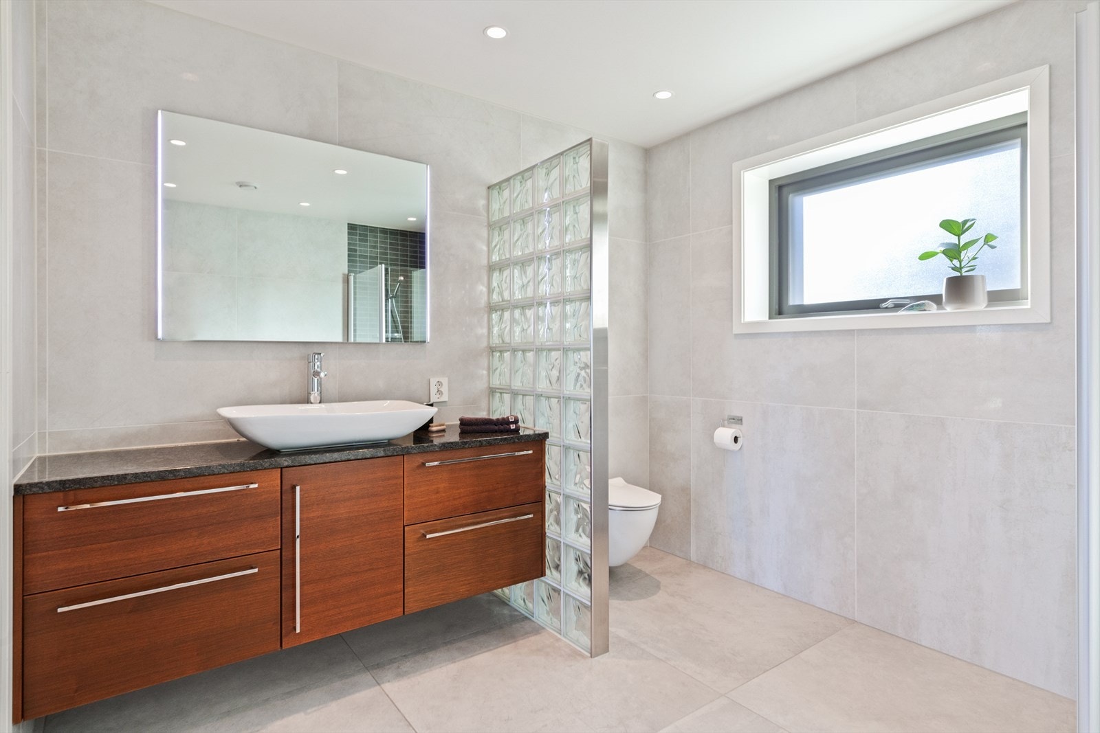 Badet i 1. etasje er på ca. 8,5 kvm, og fremstår som delikat og innbydende. Galleribilde