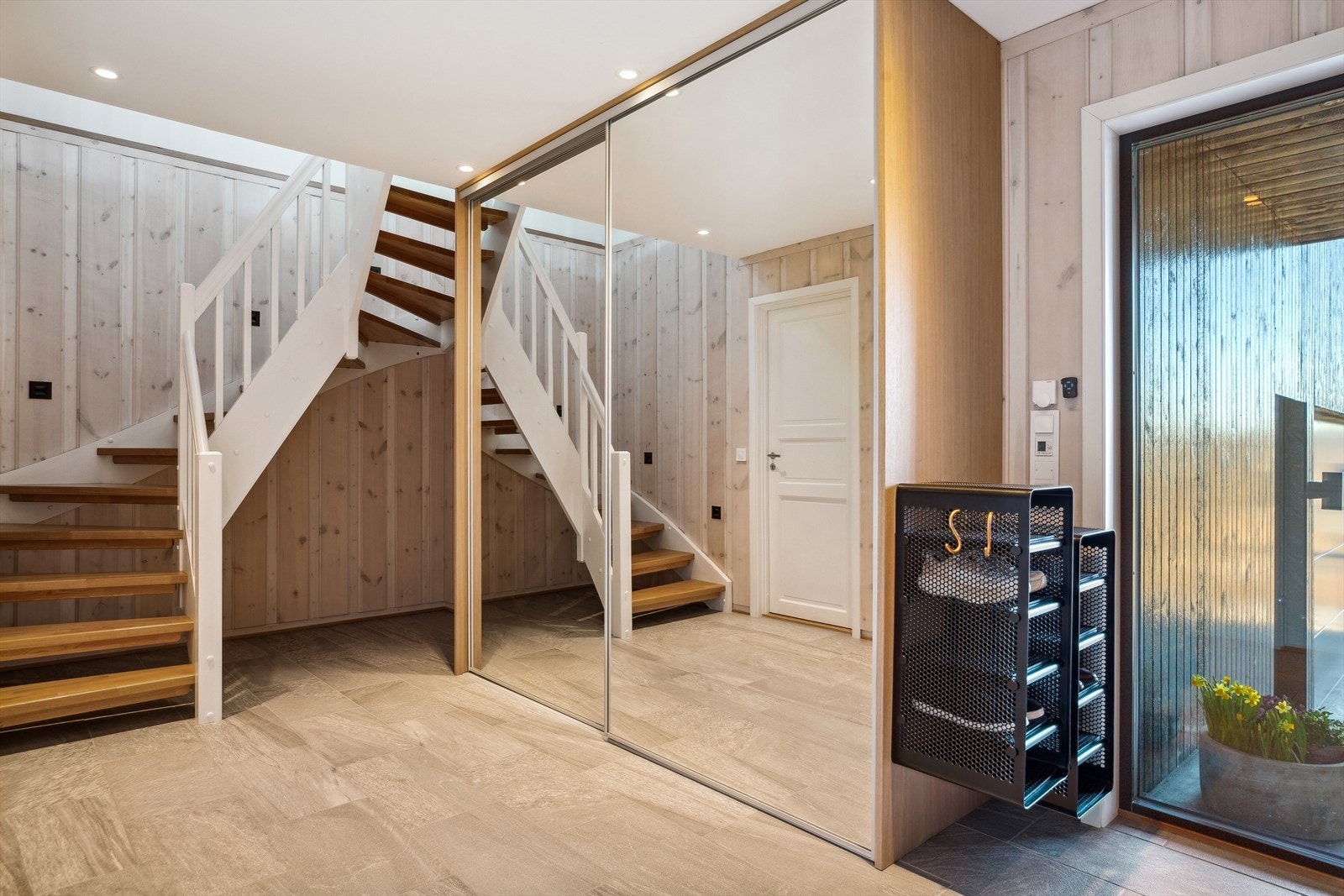 Entreen i hoveddelen har en stor, plassbygd skyvedørsgarderobe og tilliggende innebod. Galleribilde