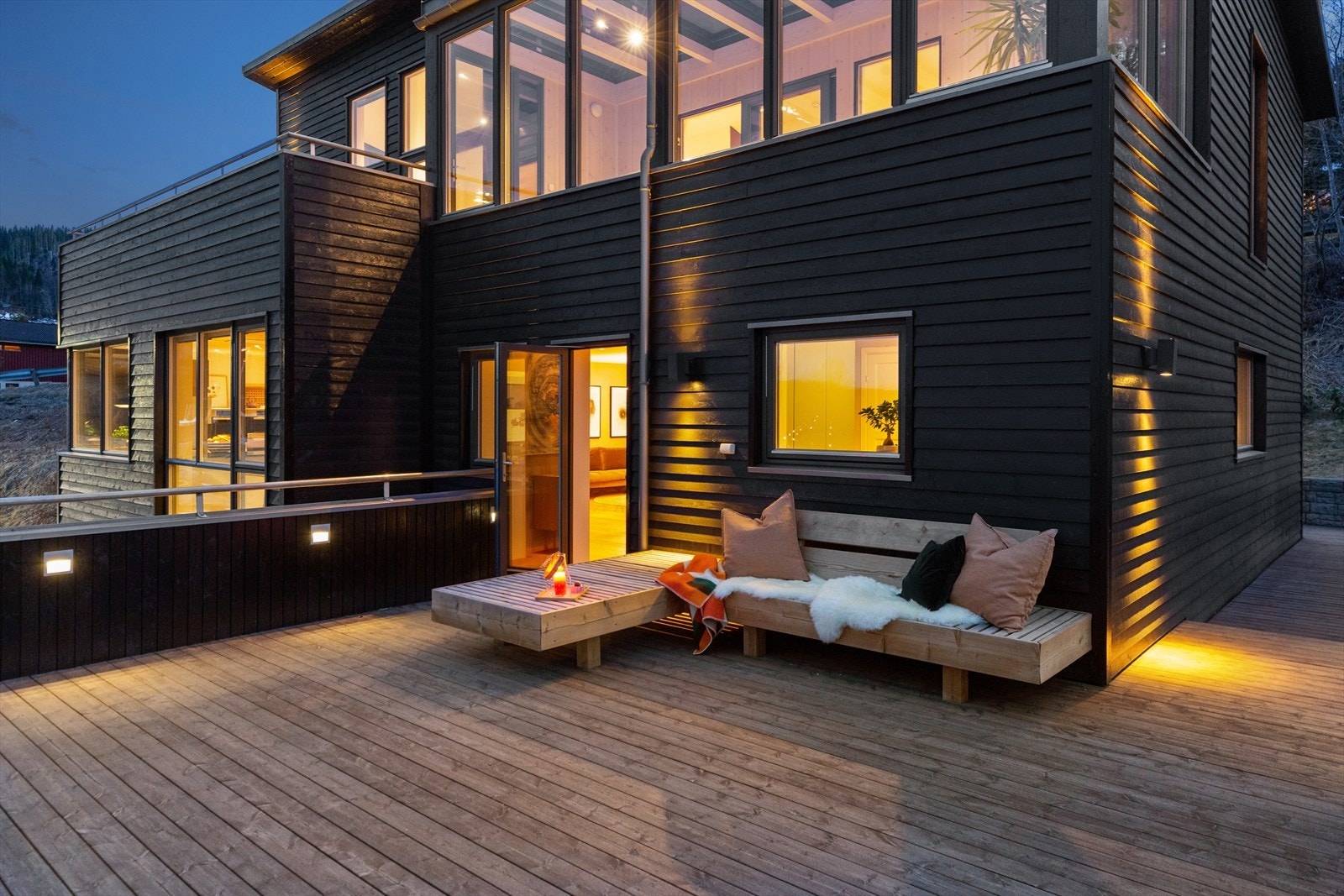 Balkongen ved stuen byr på god plass til ønsket utemøblement. Galleribilde